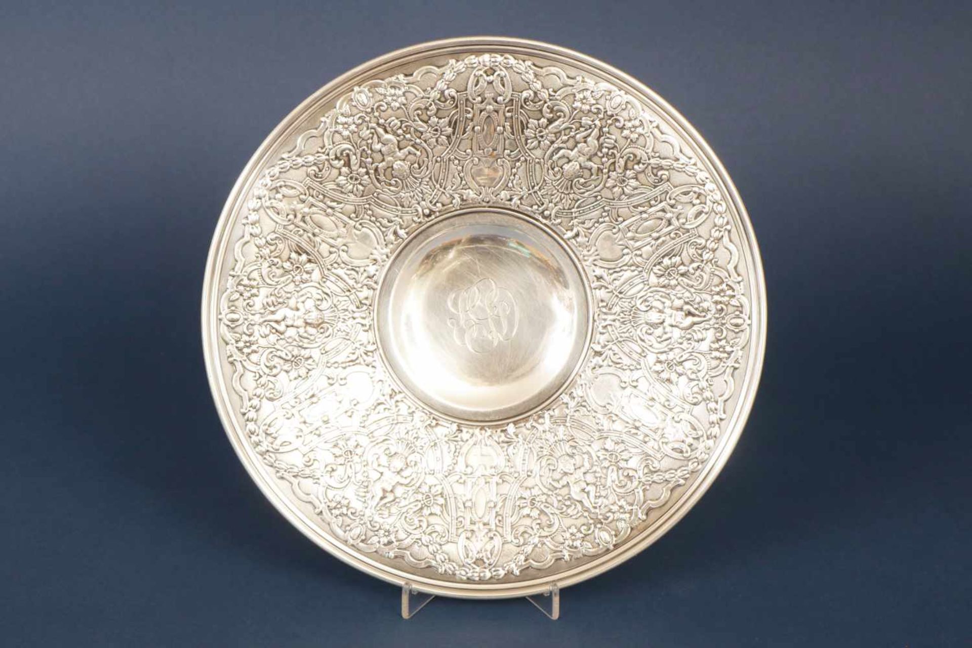 Silber-TellerSterling Silber, USA, um 1920, runder Teller mit reliefiertem Floral- und Puttendekor