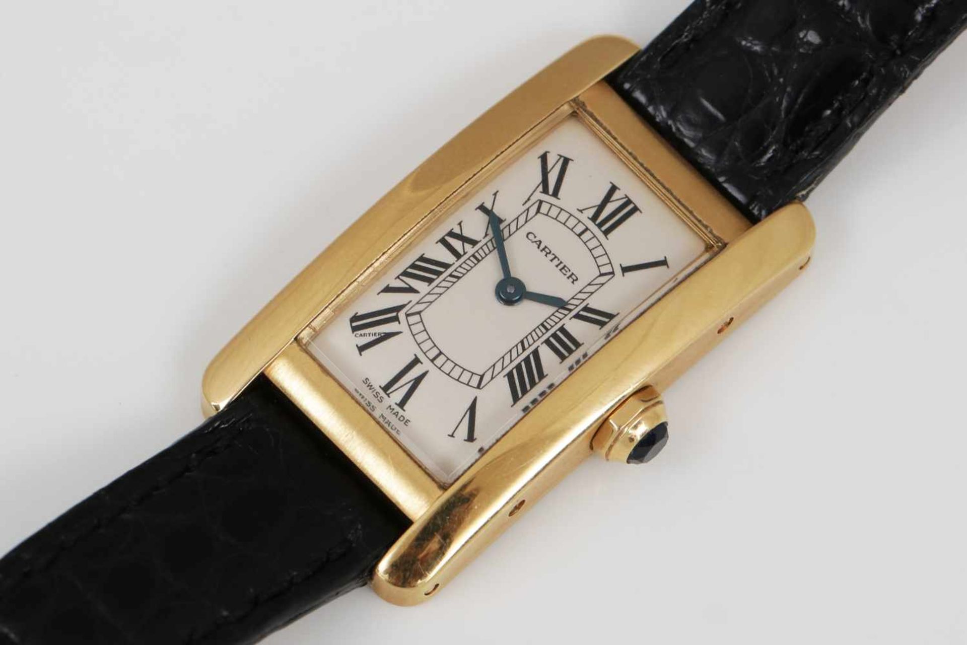 CARTIER ArmbanduhrTank Americaine, 750er Gelbgold, Saphir-Cabochon an der Krone, weißes