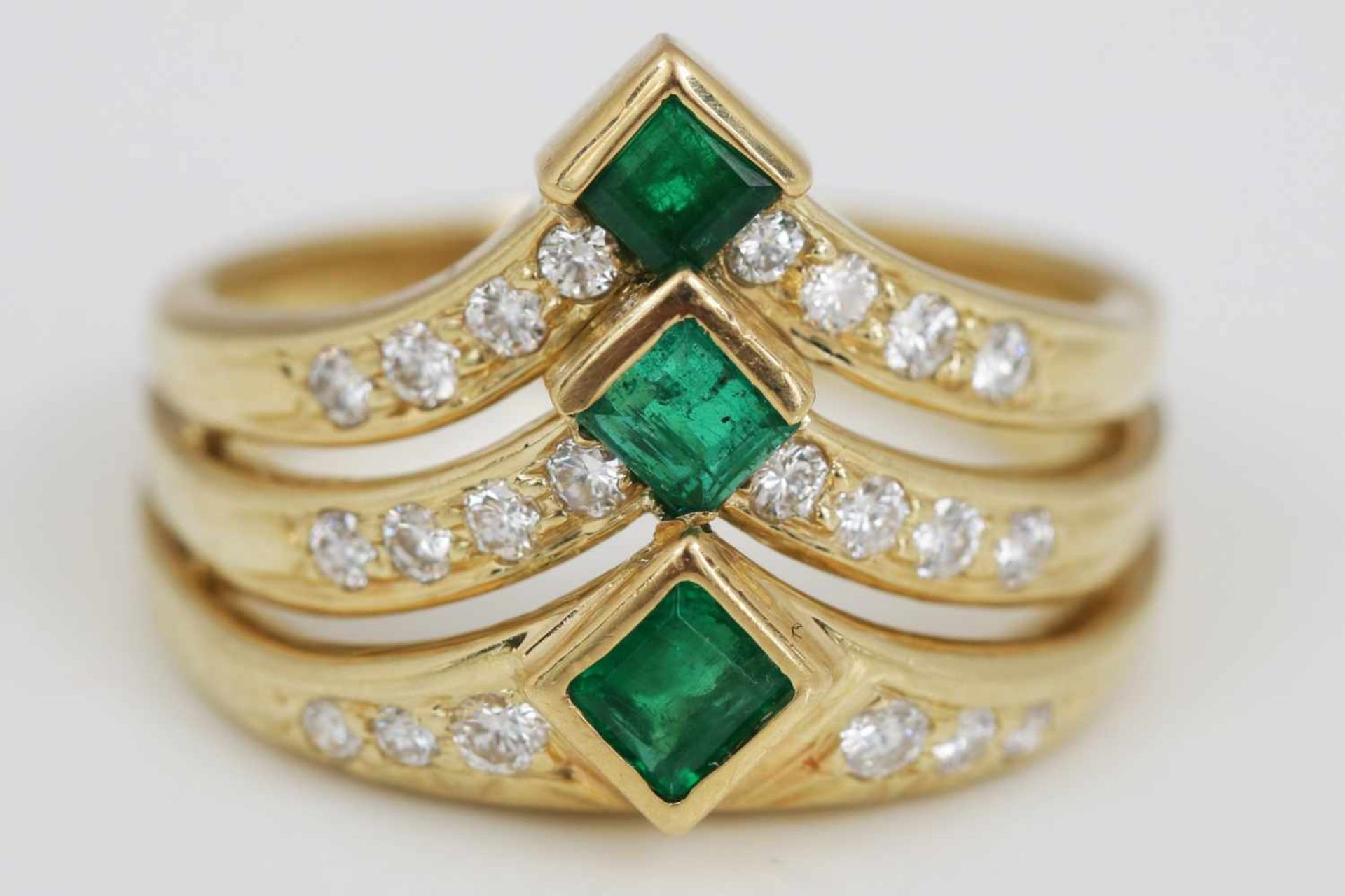Smaragd Ring585er Gelbgold, 3 -teiliger Ring mit 24 Brillanten und 3 Smaragden im Carré-Schliff, - Bild 4 aus 4