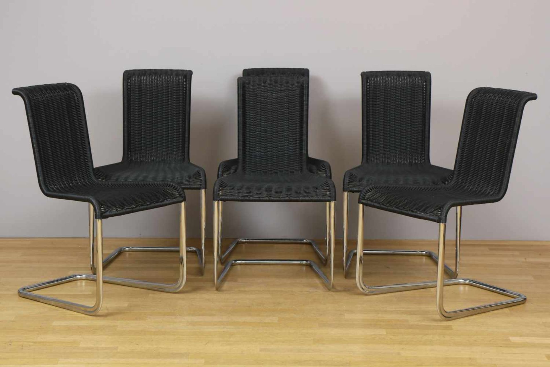 6 TECTA Freischwinger Stühle ¨B25¨verchromtes Stahlrohr und schwarzes Geflecht, am Rahmen gemarkt - Bild 2 aus 2