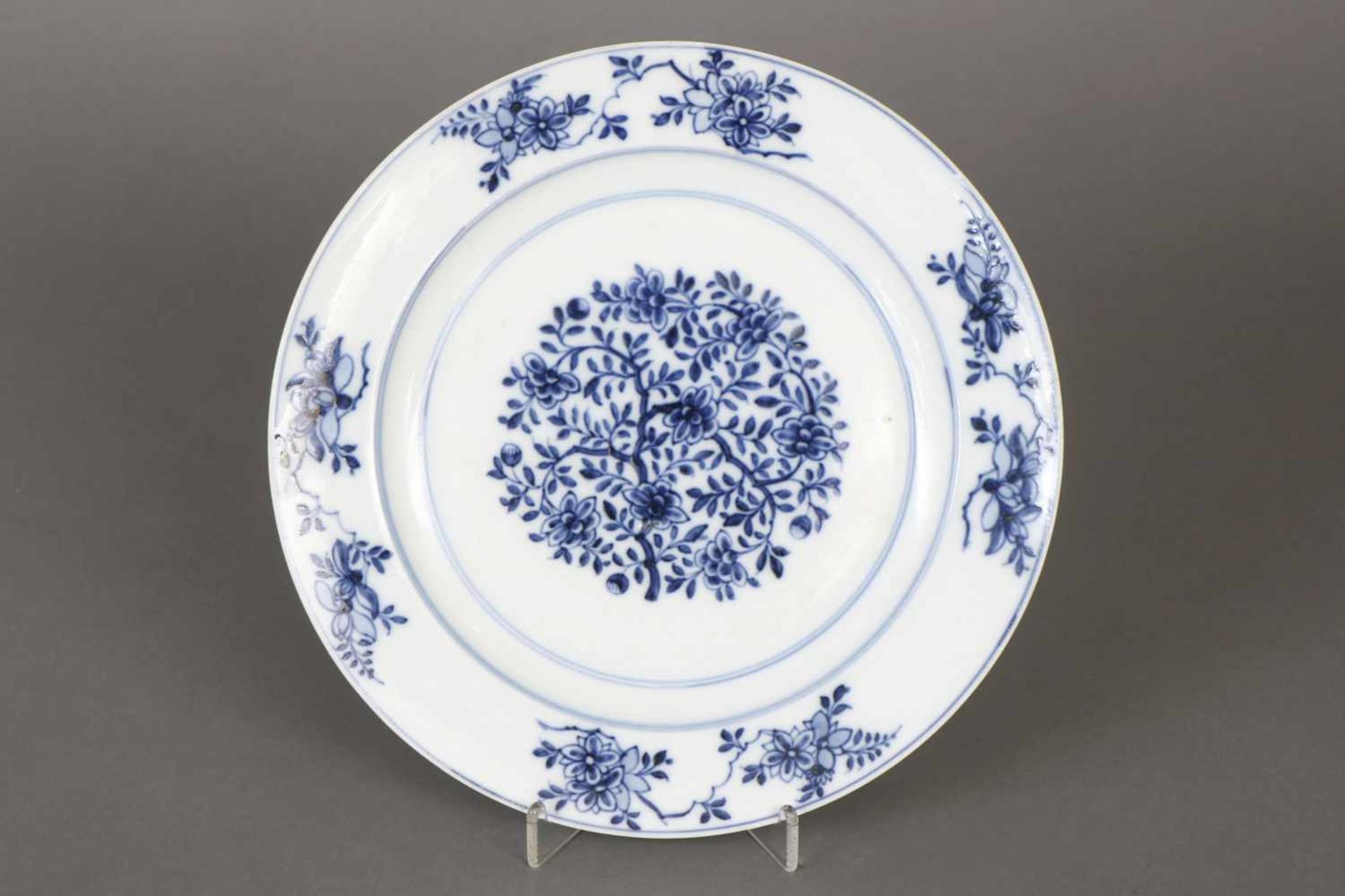 MEISSEN Tellerum 1784-1814 (Marcolini-Zeit), runde glatte Form, im Spiegel und auf der Fahne