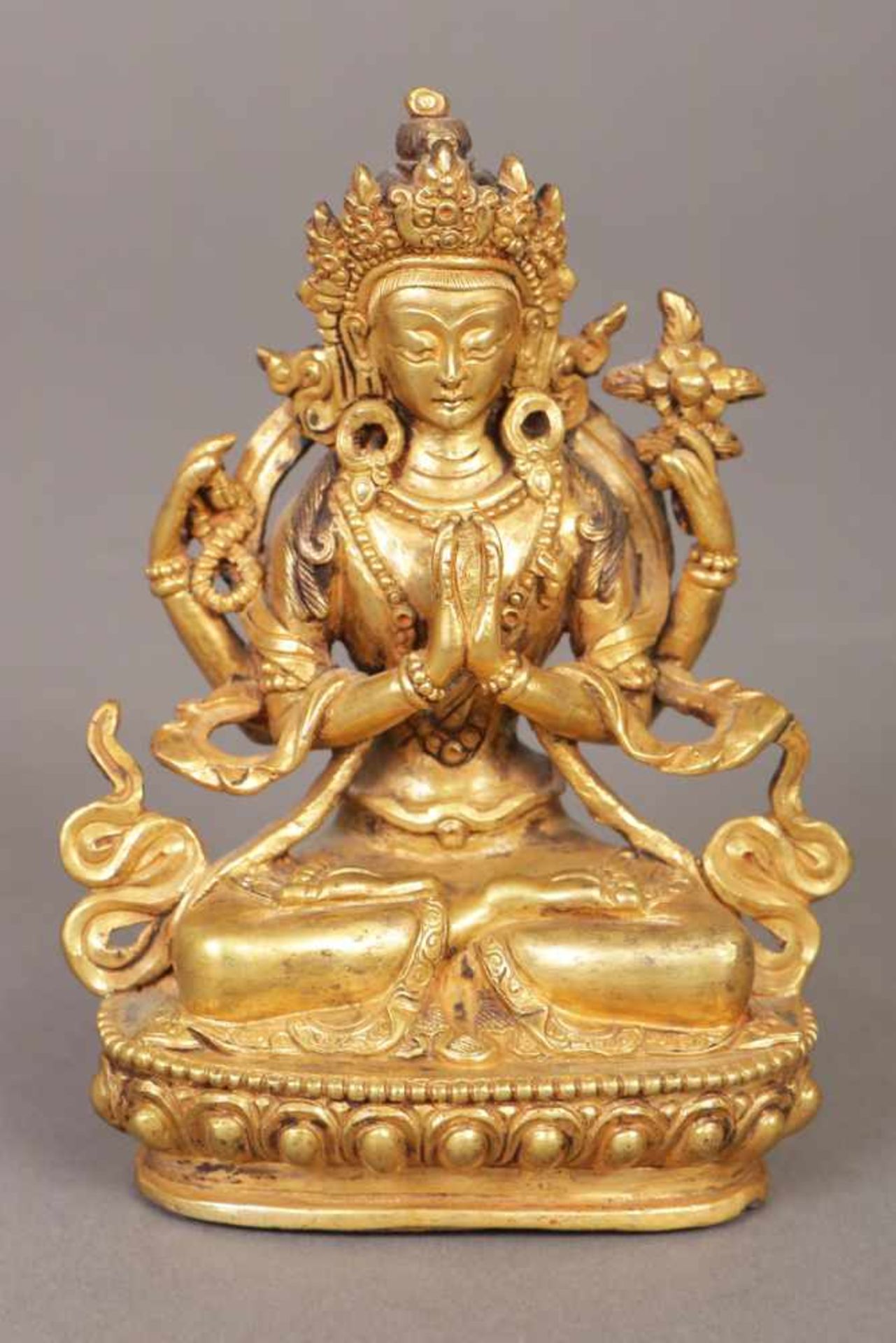Nepalesische Bronzefigur ¨Avalokiteshvara Kwan Yin (Guanyin)¨vergoldet, in Lotussitz auf Lotussockel