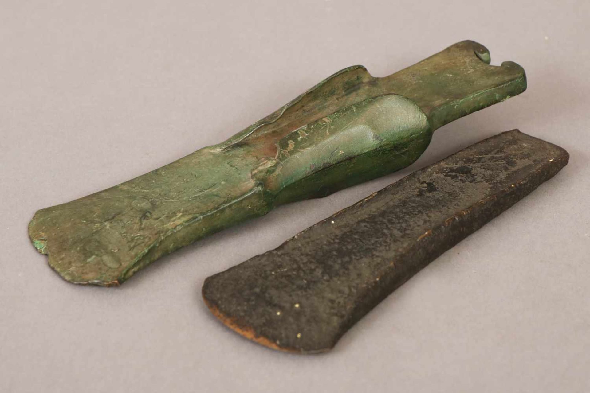 2 antike BeileBronze bzw. Eisen, geschmiedet, vermutlich römisch, keilförmig, L 16cm bzw. 18,5cm (