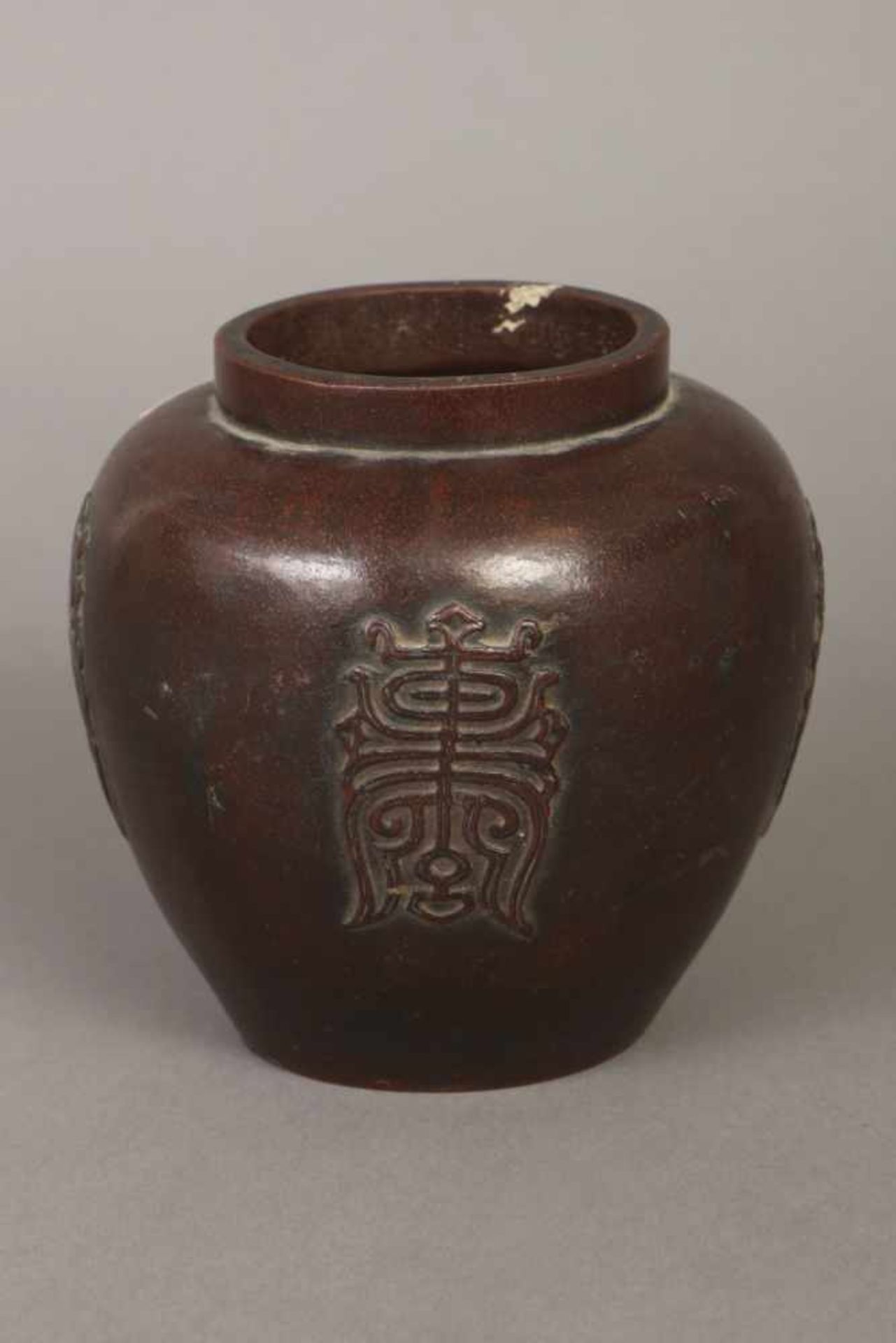Chinesisches VasengefäßPorzellan, Qing Dynastie, brauner Scherben, dunkelbraune Glasur, hochbauchig,