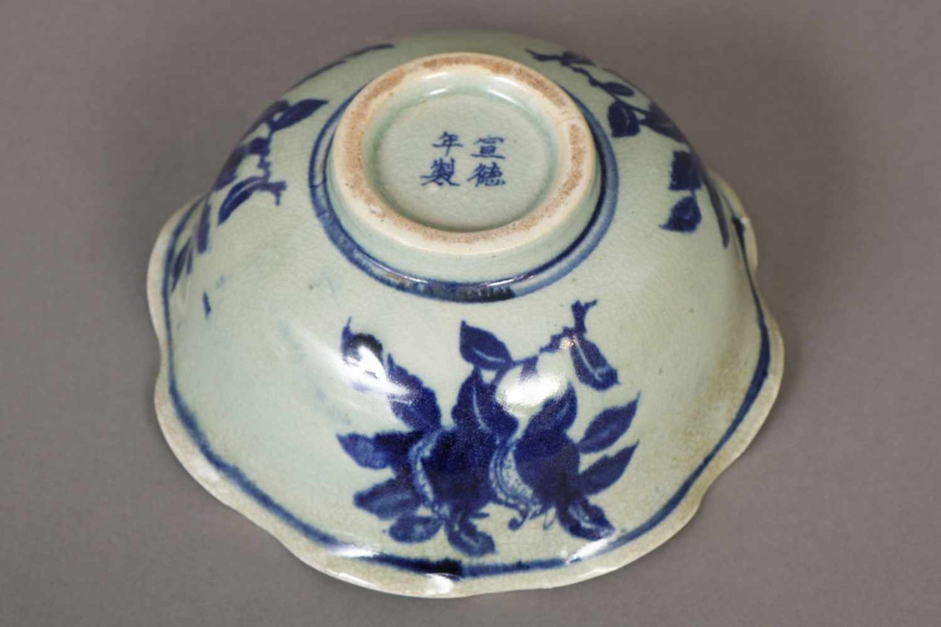 Chinesische Porzellanschale im Stile Mingtiefe Schale mit welligem Rand auf kurzem Standring, - Bild 2 aus 2