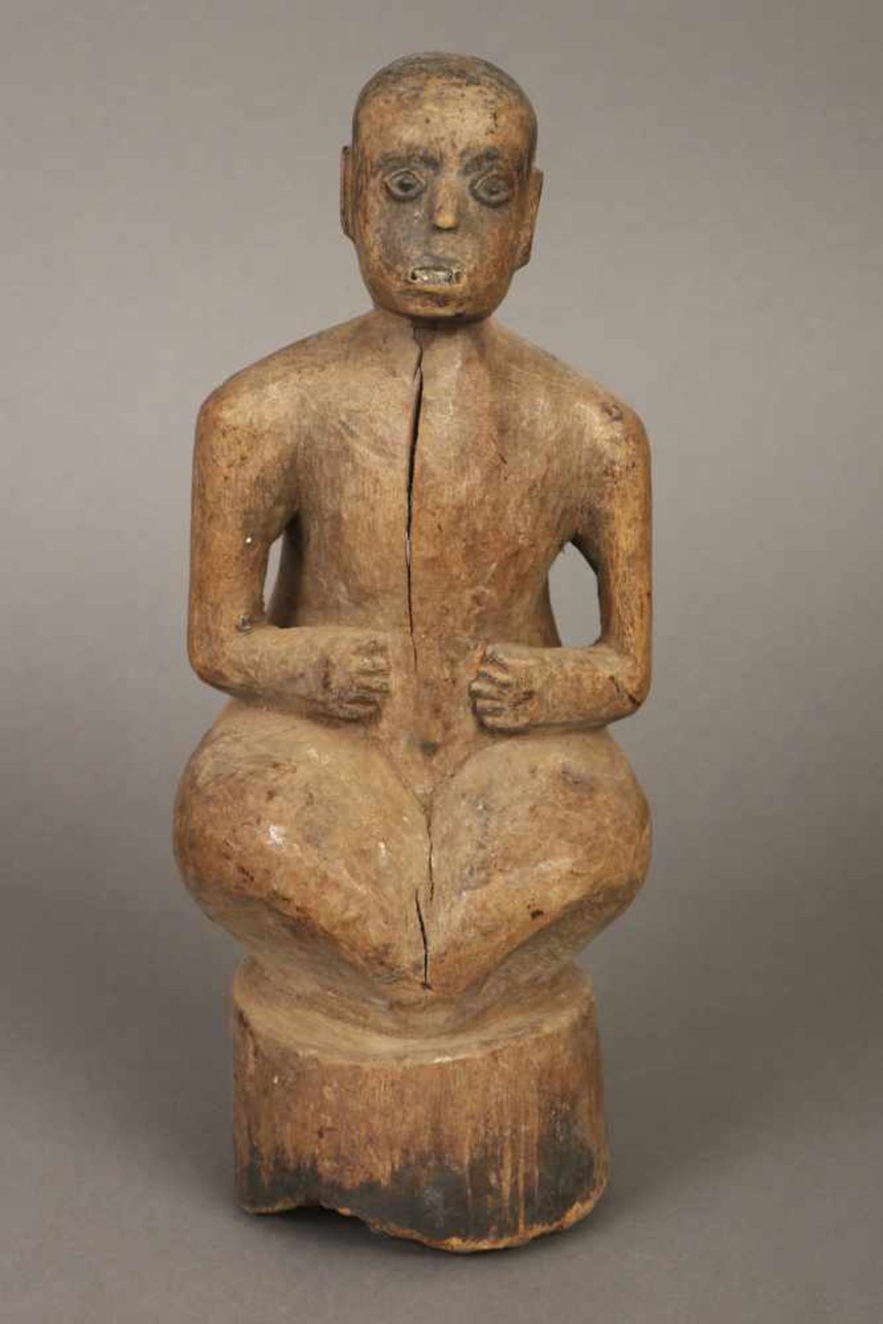 Afrikanische Ritualfigur ¨Sitzende männliche Figur¨wohl Montol (Nigeria), Holz, geschnitzt, auf