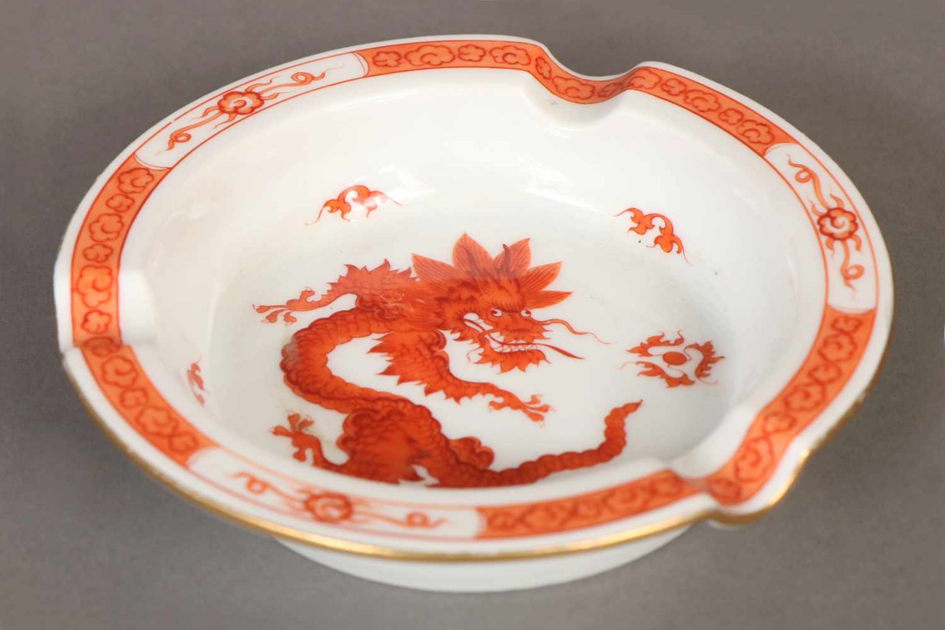 MEISSEN Aschenbecher2. Hälfte 20. Jhdt., runde vertiefte Form, eisenroter ¨Ming-Drache¨-Dekor mit