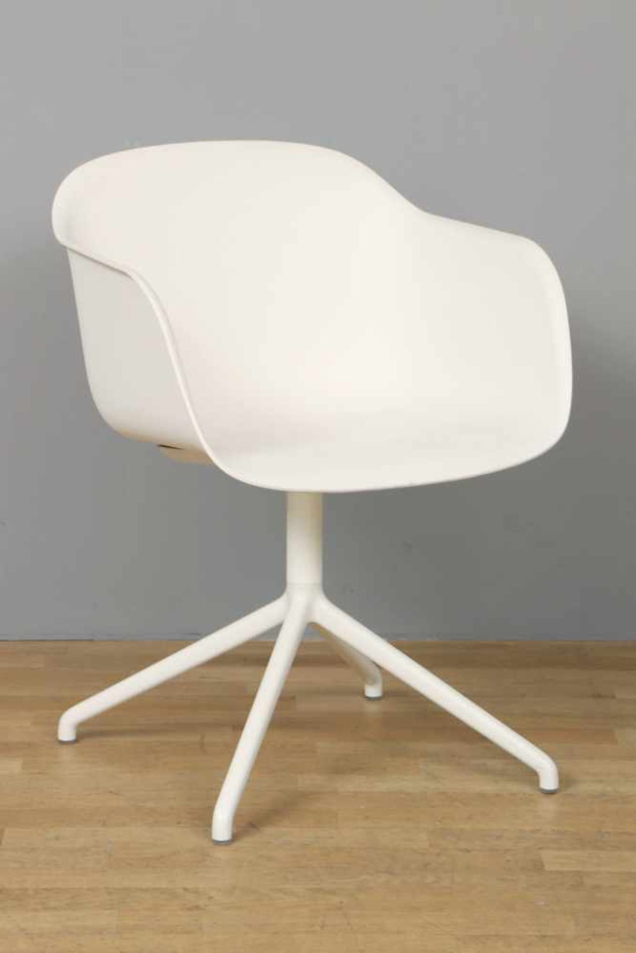 MUUTO Fiber Chair ¨Swivel¨ mit Armlehnenweiße Kunststoff-Sitzschale auf weiß lackiertem, 4-