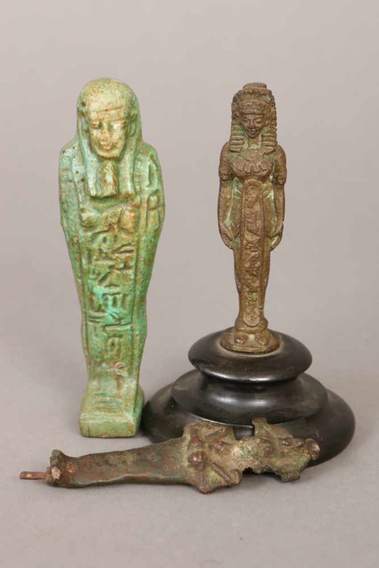 3 ägyptische Uschebti-Figurenantik, 1x Ton, grün glasiert (H 12cm), 2x Bronze, 1x auf geschwärzten
