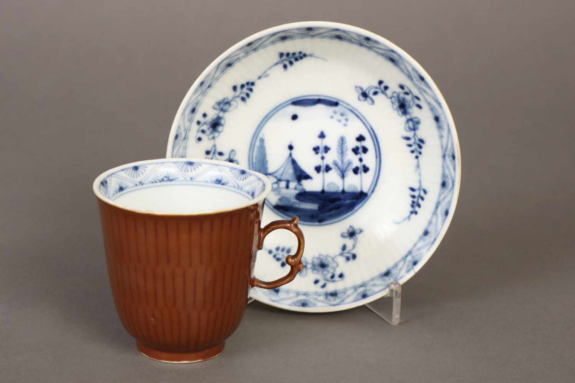 MEISSEN Schokoladentasse mit Untertasseum 1750-1780, Glockenform auf eingezogenem Runduß mit - Bild 2 aus 3