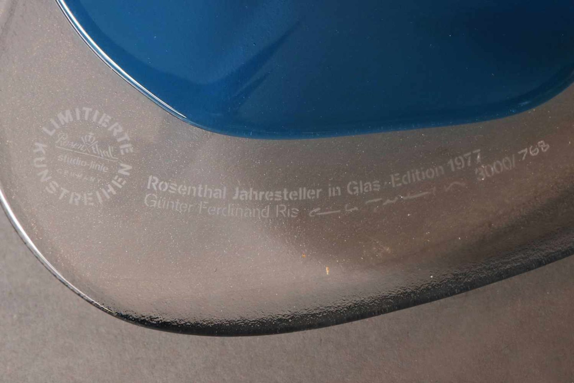 ROSENTHAL Jahresteller in Glas ¨Blume¨1974, Entwurf Günther Ferdinand Ris (1928-2005), farbloses und - Bild 2 aus 2