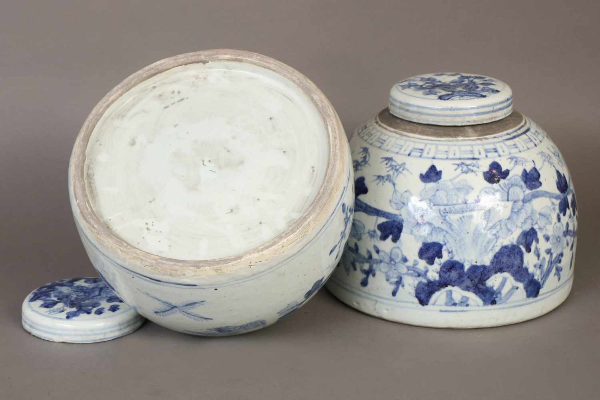 Paar Chinesische Ingwertöpfekugelförmiger Korpus mit aufgestecktem Deckel, Blaumalerei, H ca. 25cm - Bild 2 aus 2