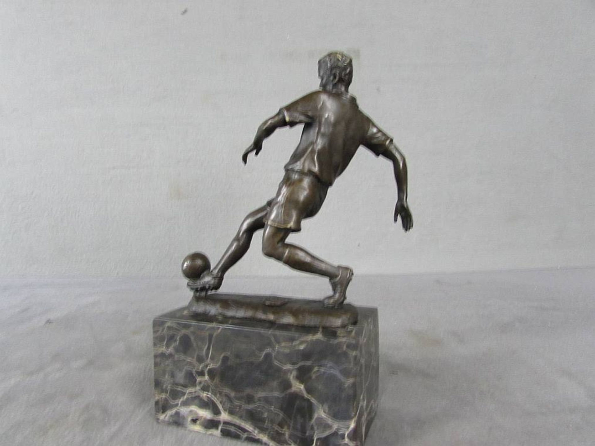 Bronze Skulptur, auf Marmorplinthe, signiert und plaketiert, hier Fussballspieller, 23cm - Image 2 of 3