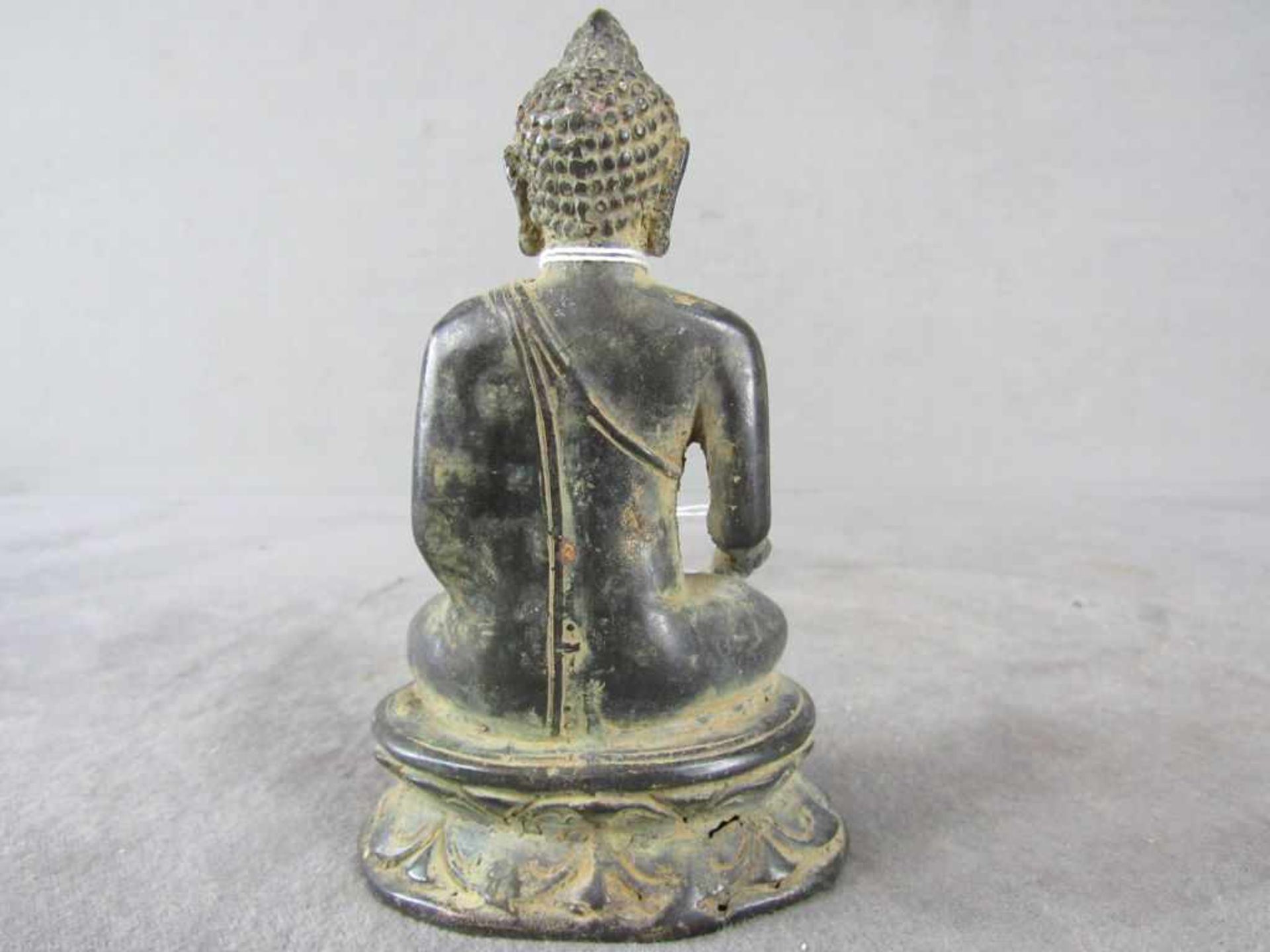 Bronzebuddha im Lotussitz 14,5cm hoch - Bild 2 aus 2