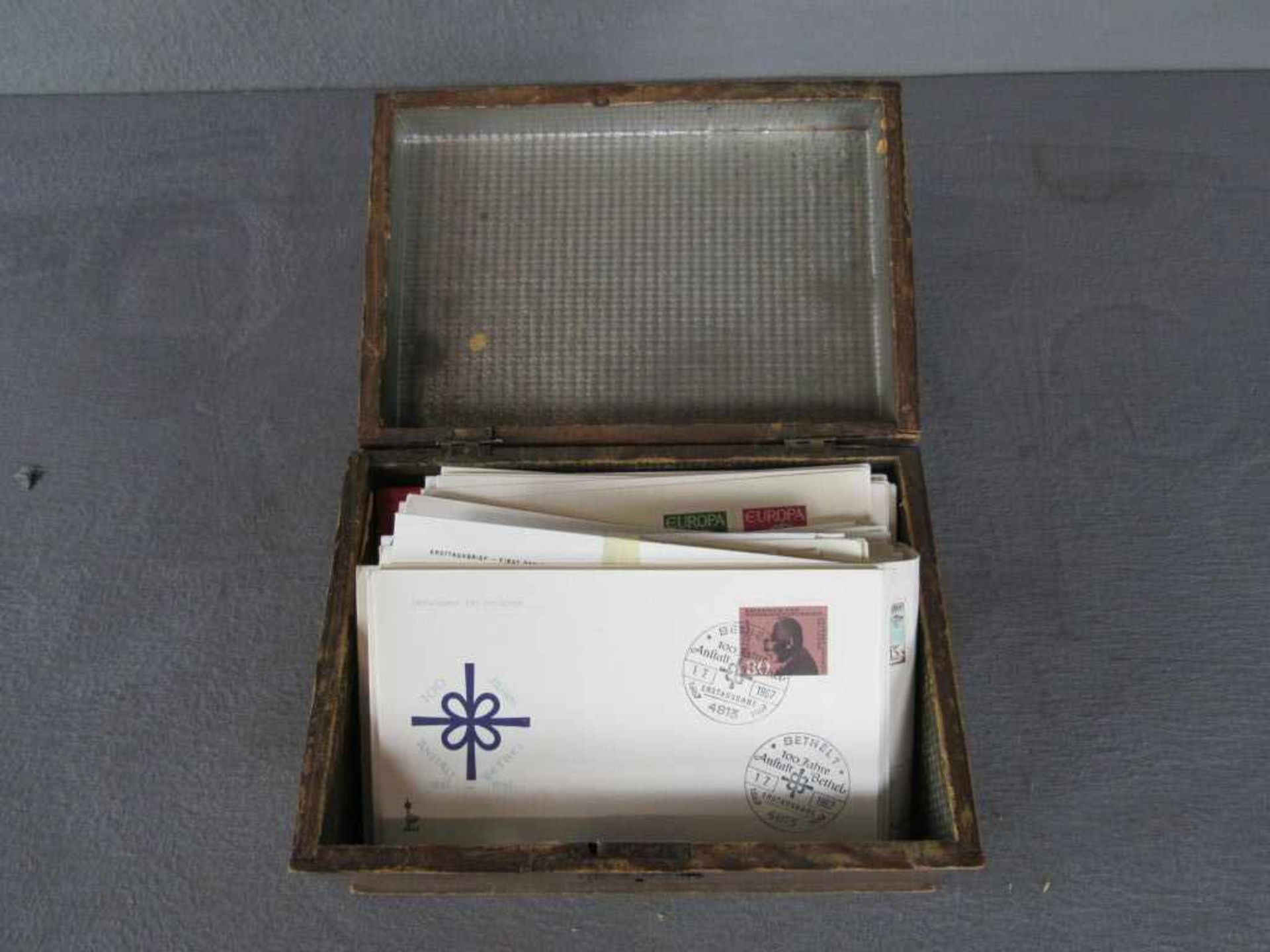 Prall gefüllte Schatulle mit Briefmarken und Ersttagsbriefen unsortiert und ungeprüft - Bild 3 aus 3