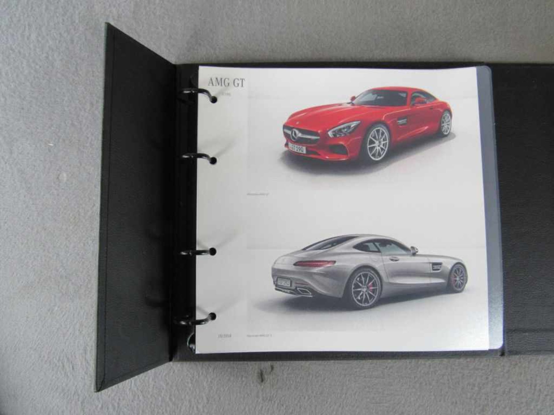 Seltener AMG GT Verkaufsordner, Sehr guter Zustand mit alle Fahrzeug Farbkarten sowie Leder und - Image 2 of 6
