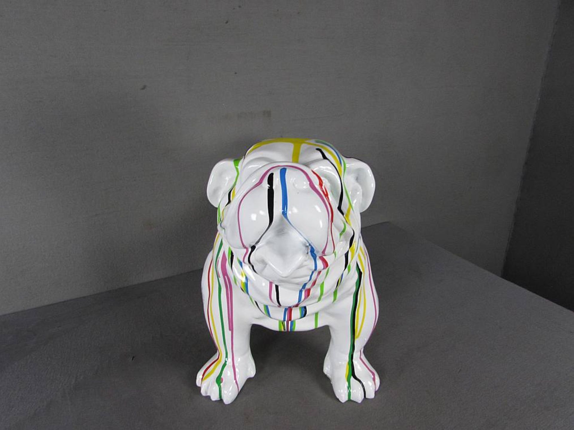 Designobjekt, Skulptur, farbig staffierte Bulldogge, guss, länge: 58cm, Höhe: 43cm - Bild 2 aus 4