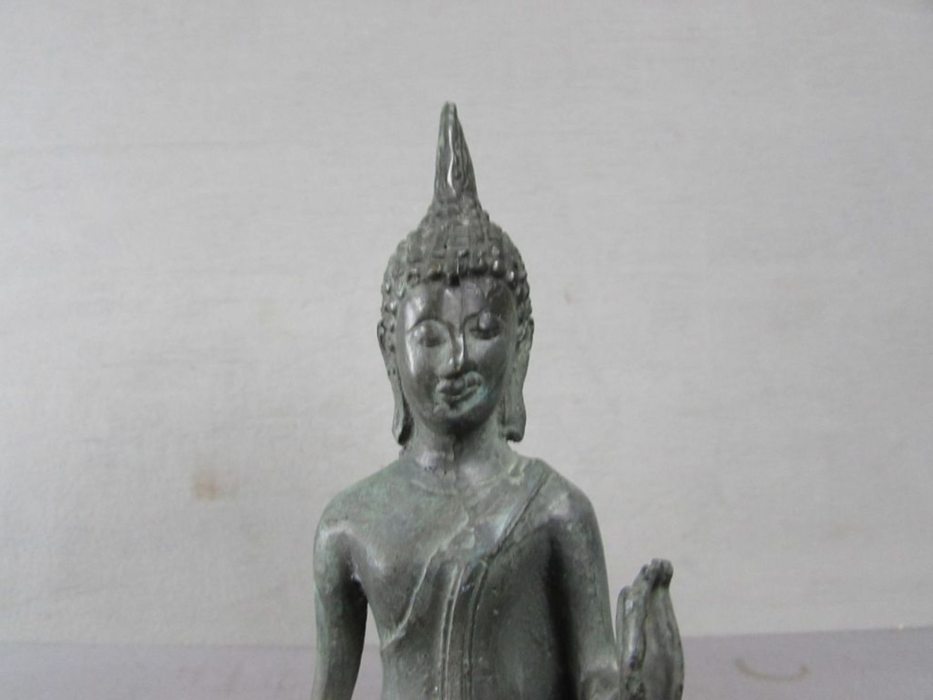 Bronzeskulptur Buddha stark patiniert schönes Stück ungeprüft hier: gehend Höhe 29cm - Bild 2 aus 3