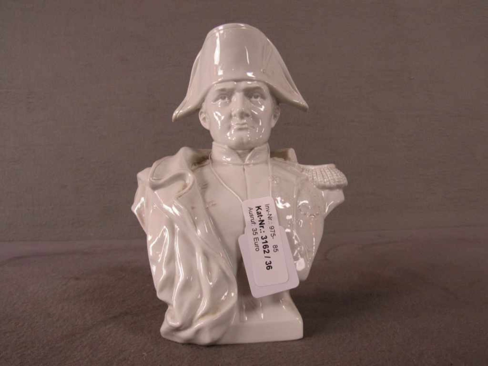 Porzellanskulptur Napoleon sehr fein gegossen gemarkt mit 2 Pfeilen und j oder ähnlich 21cm hoch