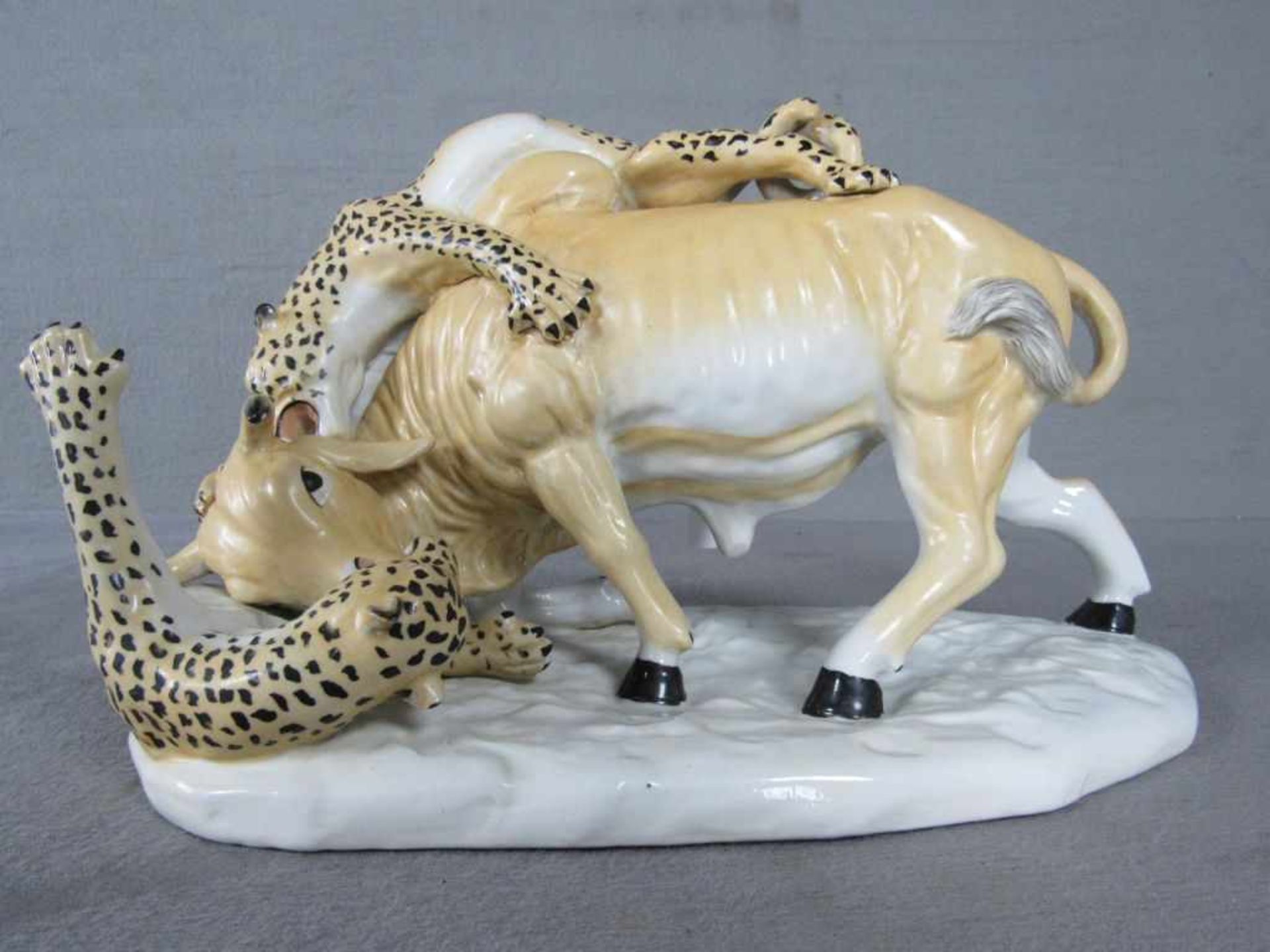 Porzellanfigurine Gnu gerissen von zwei Leoparden, L:33 cm