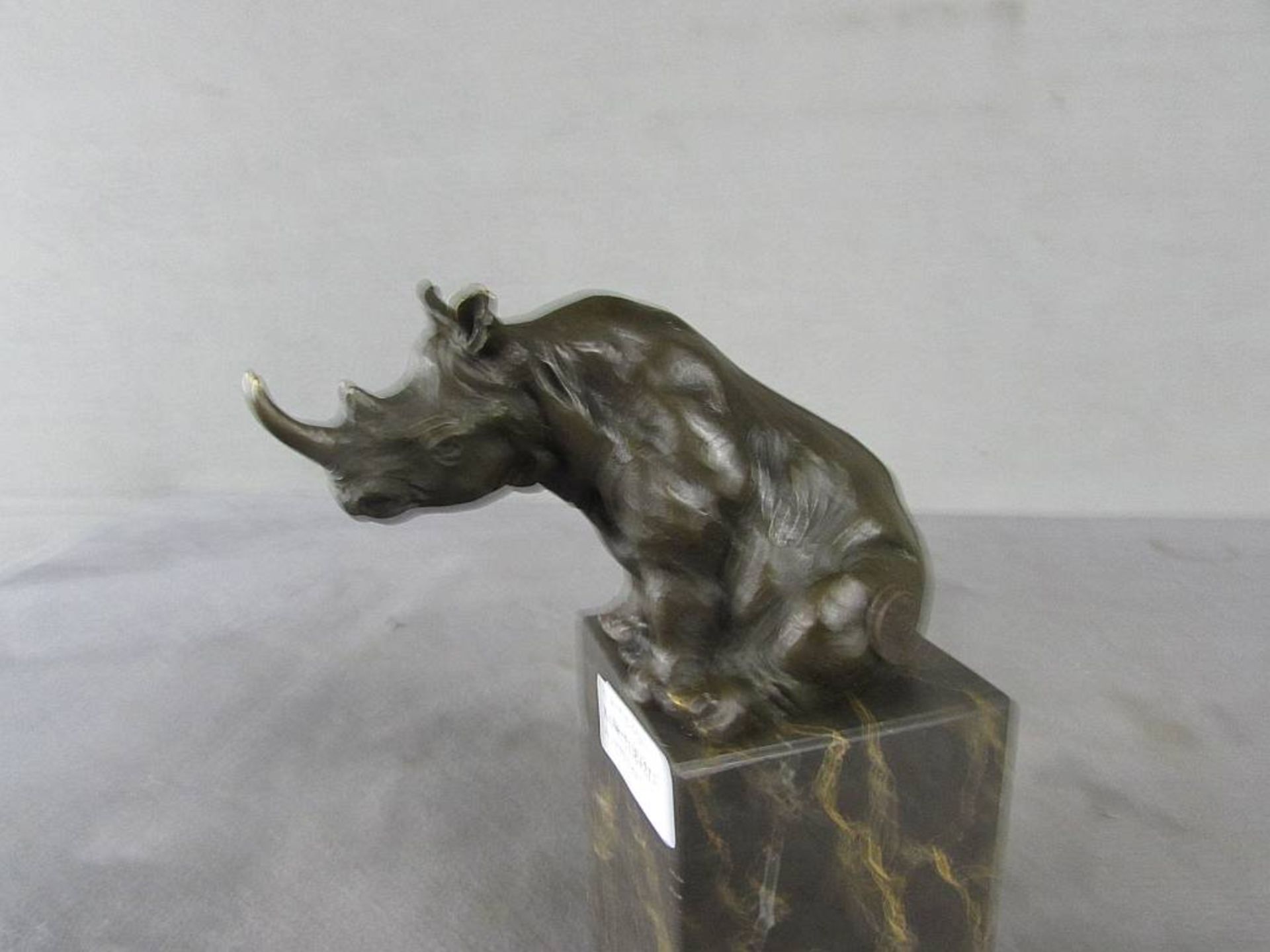 Bronze Skulptur, auf Marmorplinthe, plaketiert, hier Taschenuhrhalter, Nilpferd, sitzend, 22cm - Image 2 of 3