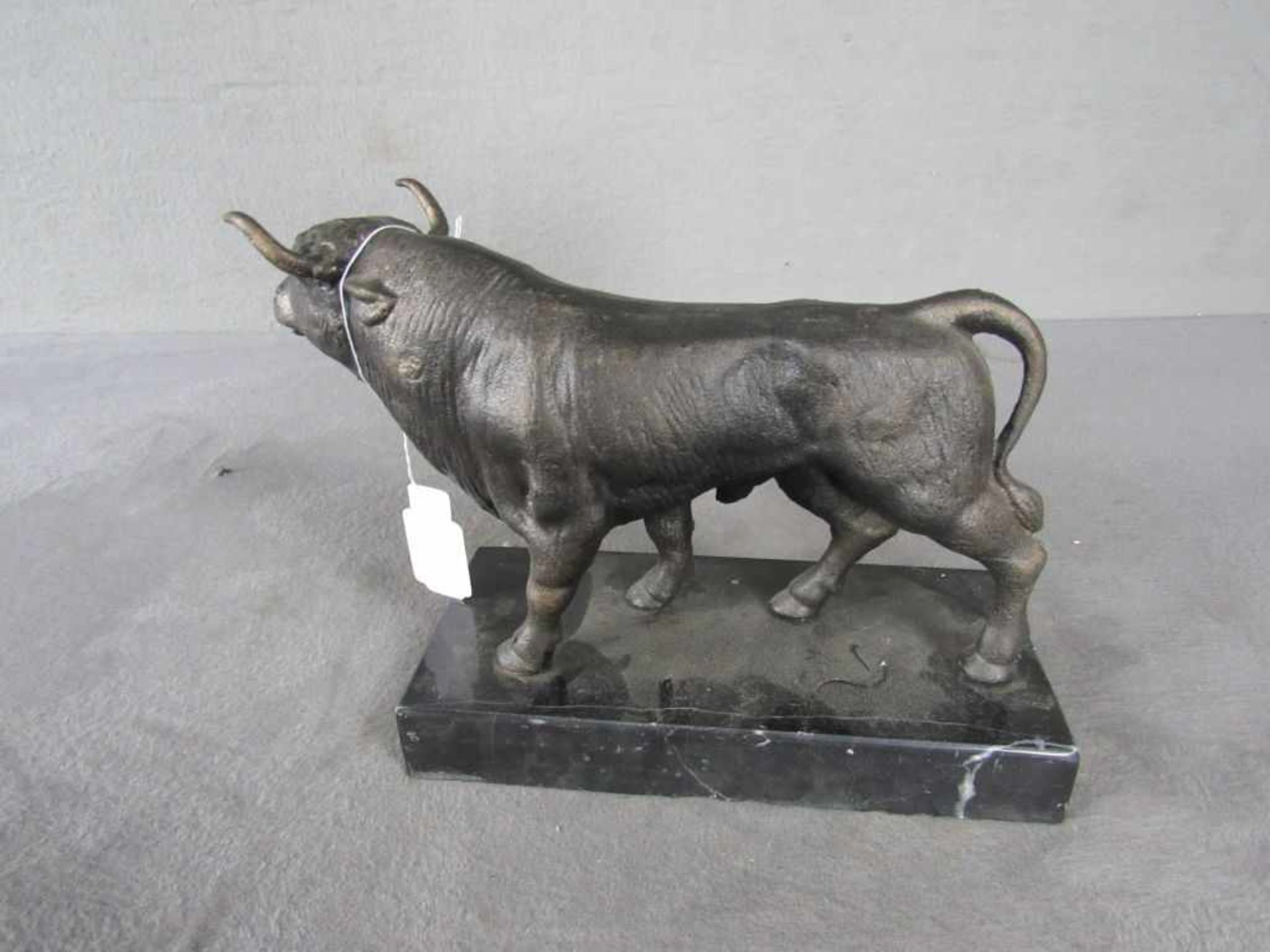 Gusseiserneskulptur Stier auf Marmorplinte, L:27cm - Bild 2 aus 2