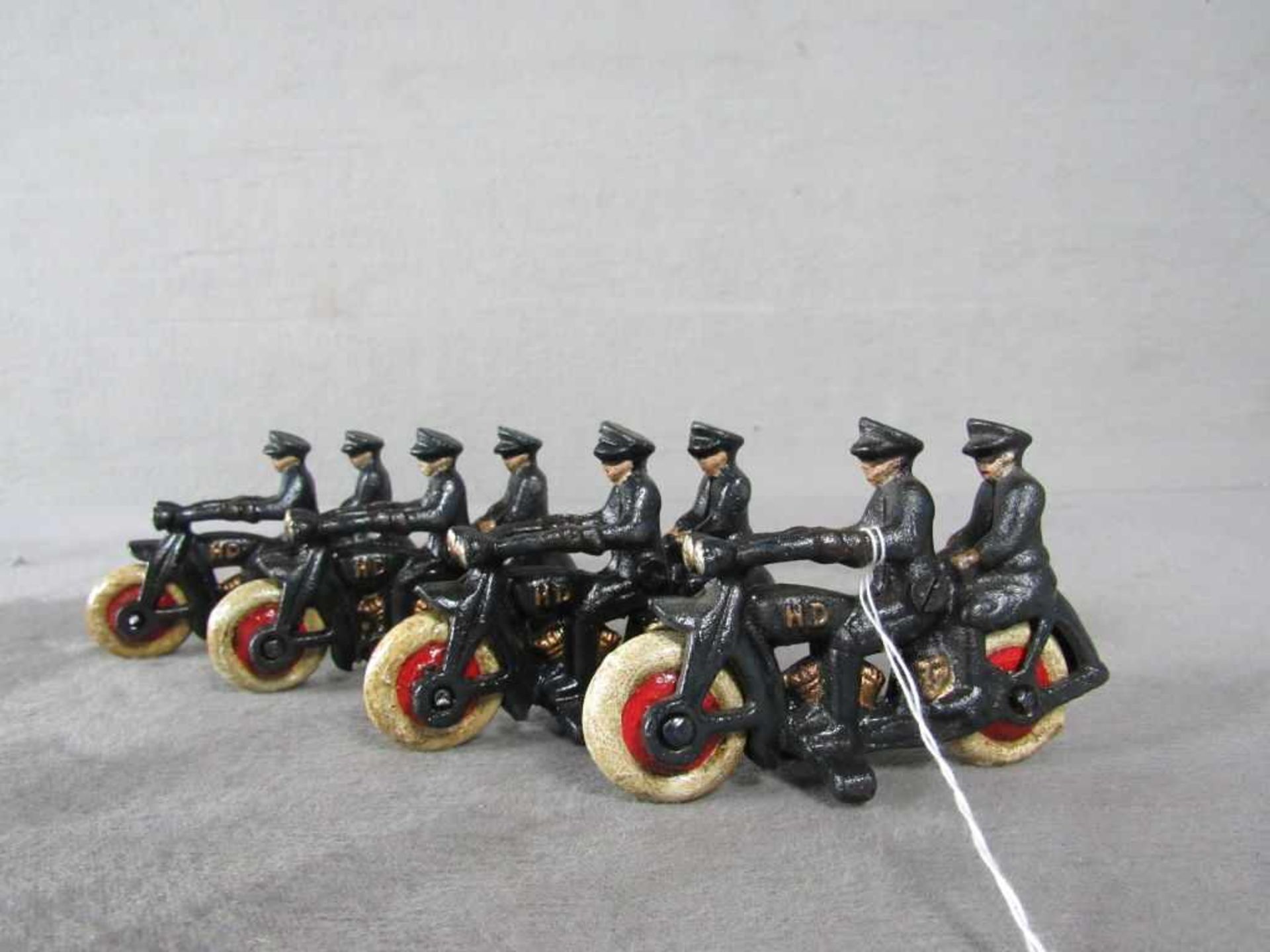 Konv. 4 Gusseisernen Spielzeug Motorräder, Polizei auf Harley Davidson L:10cm, rollbar