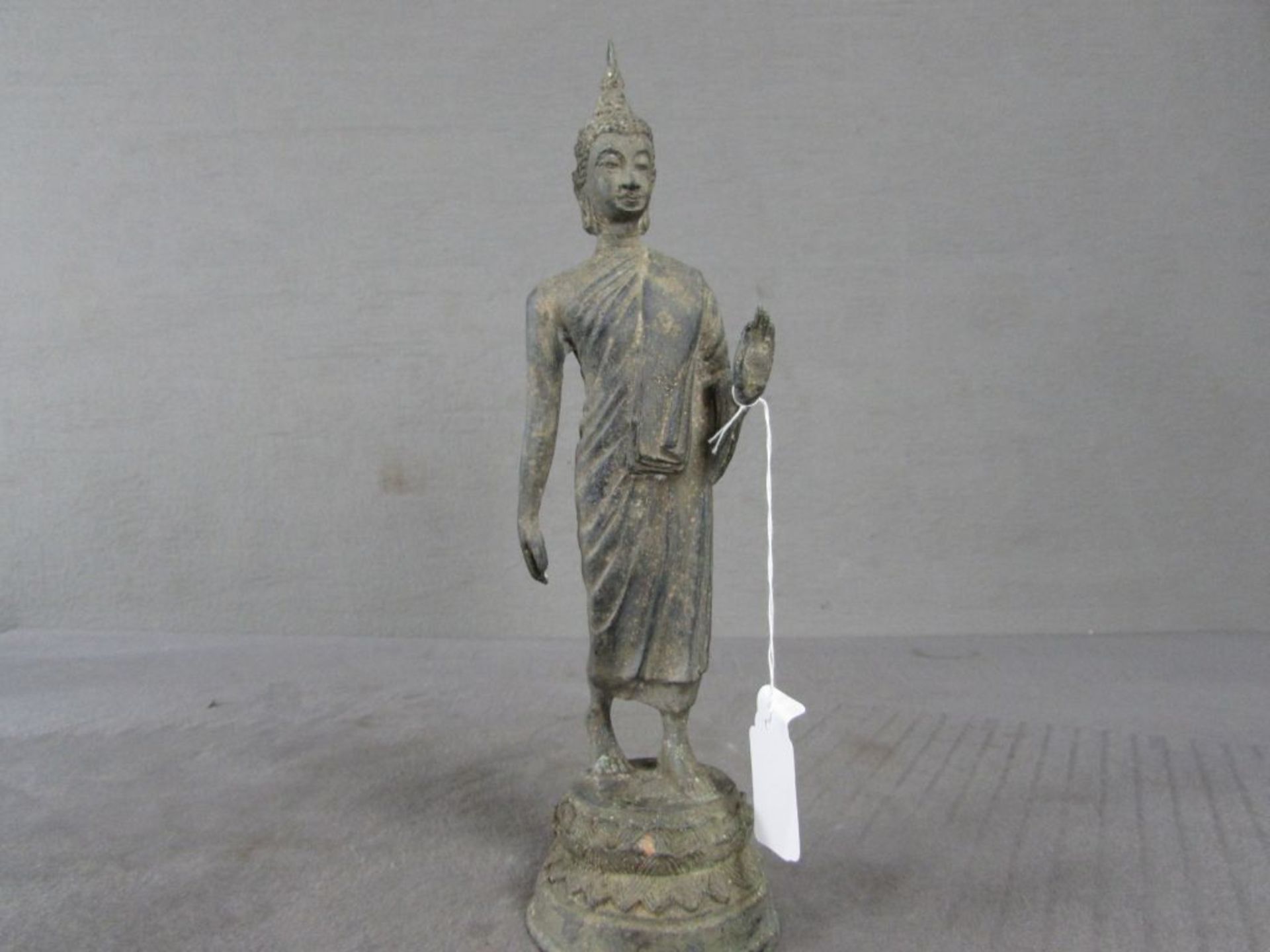 Bronzeskulptur Buddha stark patiniert schönes Stück ungeprüft hier: schreitend auf Sockel 30cm hoch