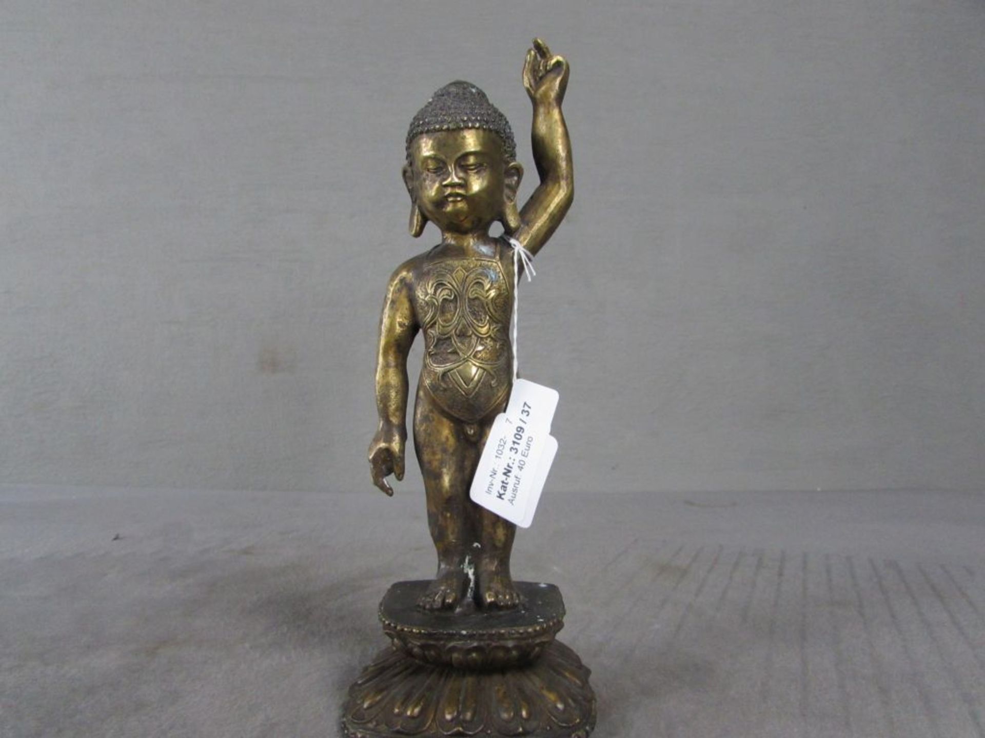 Bronzeskulptur Buddha stark patiniert schönes Stück ungeprüft hier: zeigend auf Sockel 27cm hoch