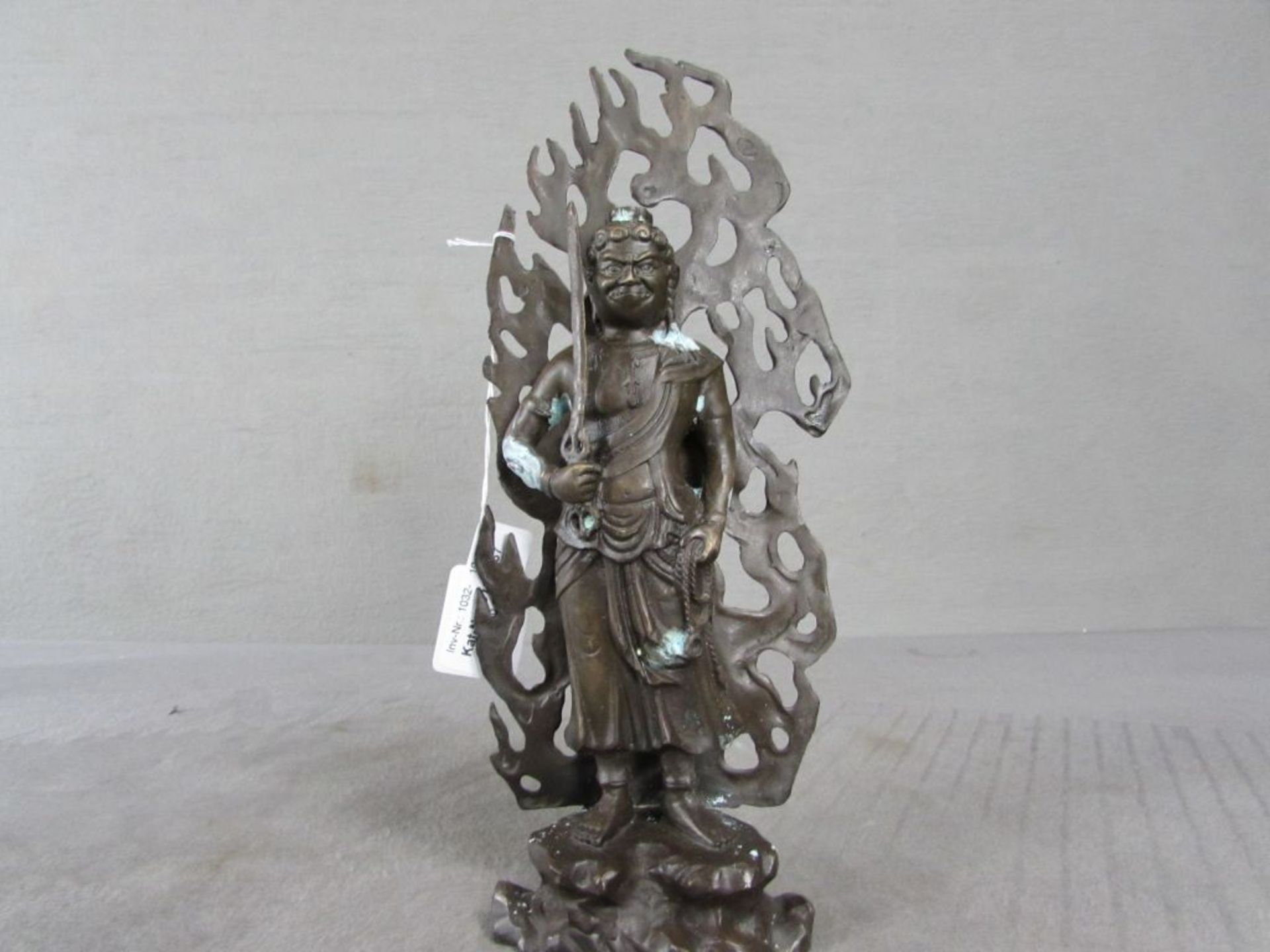 Bronzeskulptur Buddha stark patiniert schönes Stück ungeprüft hier: stehend mit Schwert 28cm hoch