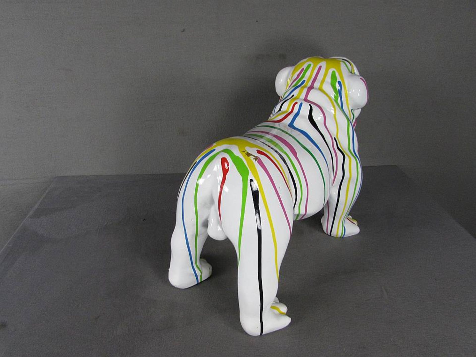 Designobjekt, Skulptur, farbig staffierte Bulldogge, guss, länge: 58cm, Höhe: 43cm - Bild 4 aus 4