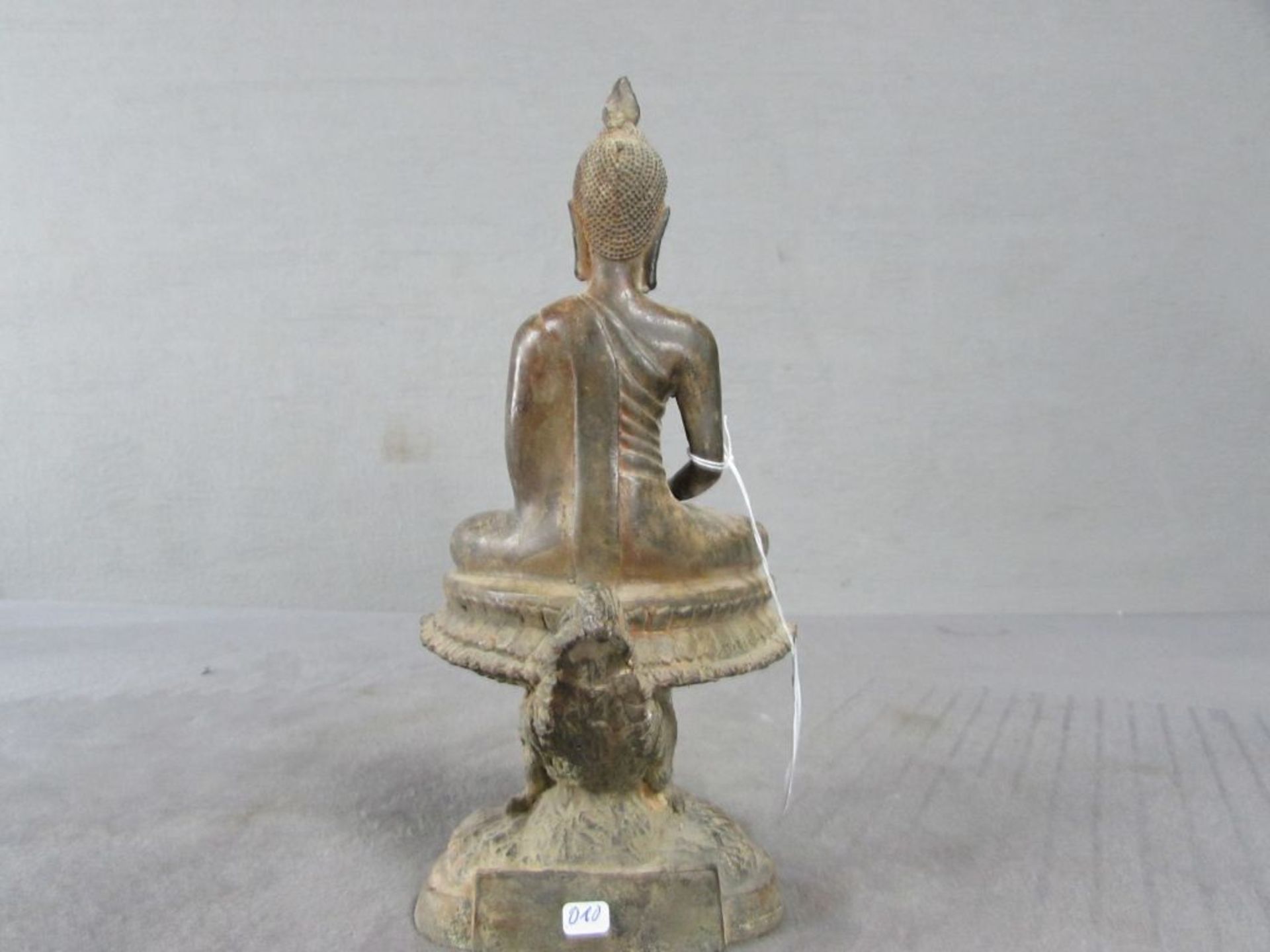 Bronzeskulptur Buddha stark patiniert schönes Stück ungeprüft hier: Im Lotussitz auf Hahn Höhe 24cm - Image 3 of 3