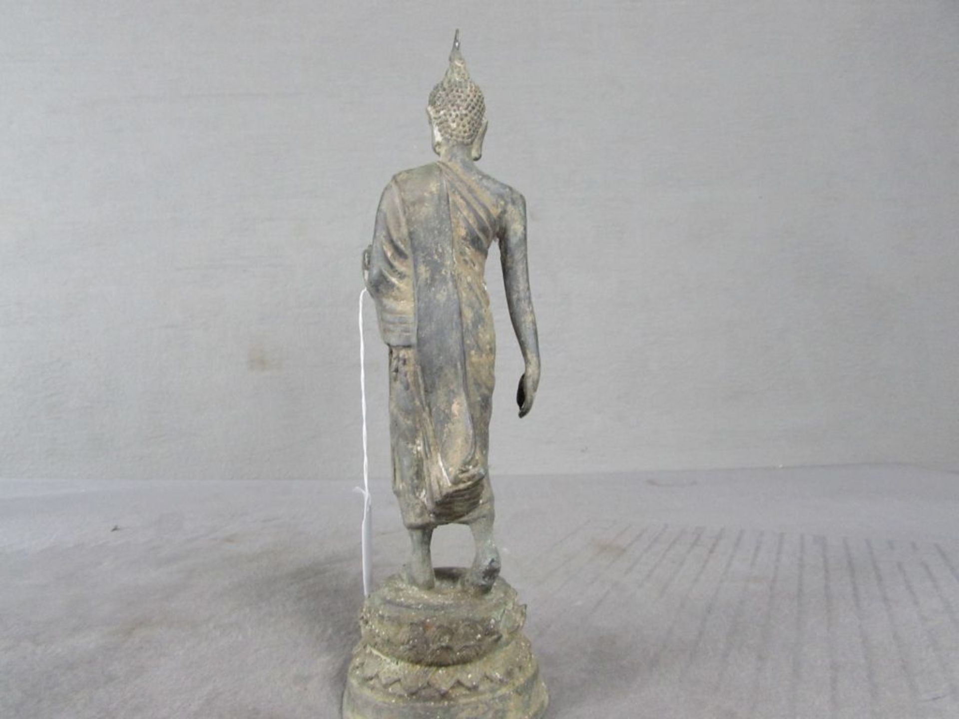 Bronzeskulptur Buddha stark patiniert schönes Stück ungeprüft hier: schreitend auf Sockel 30cm hoch - Bild 3 aus 3