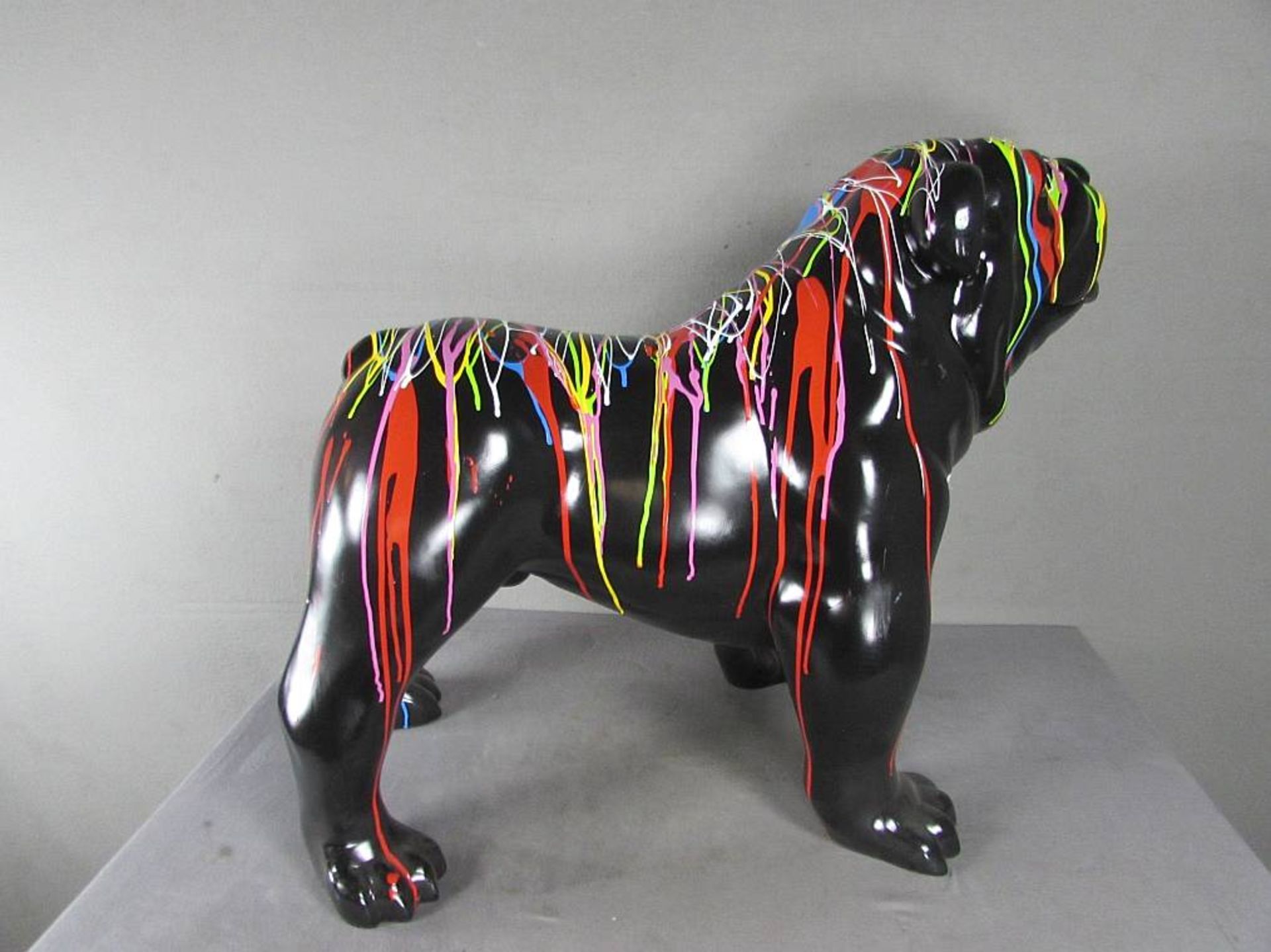 Designobjekt, Skulptur, farbig staffierte Bulldogge, guss, länge: 86cm, höhe: 73cm - Bild 3 aus 4