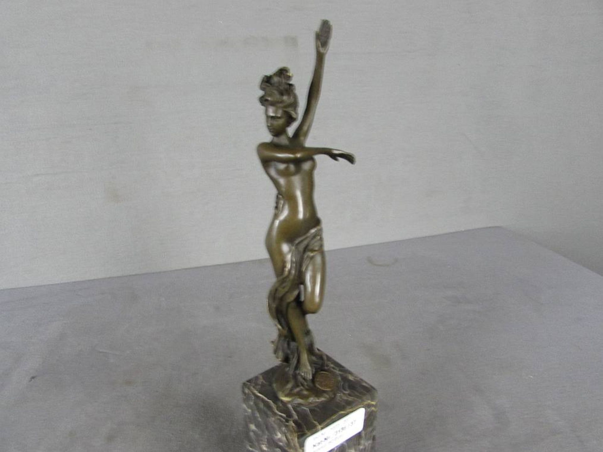 Bronze Skulptur, auf Marmorplinthe, signiert und plaketiert, hier Tänzerin in Jugendstilmanier, 36cm - Bild 2 aus 3