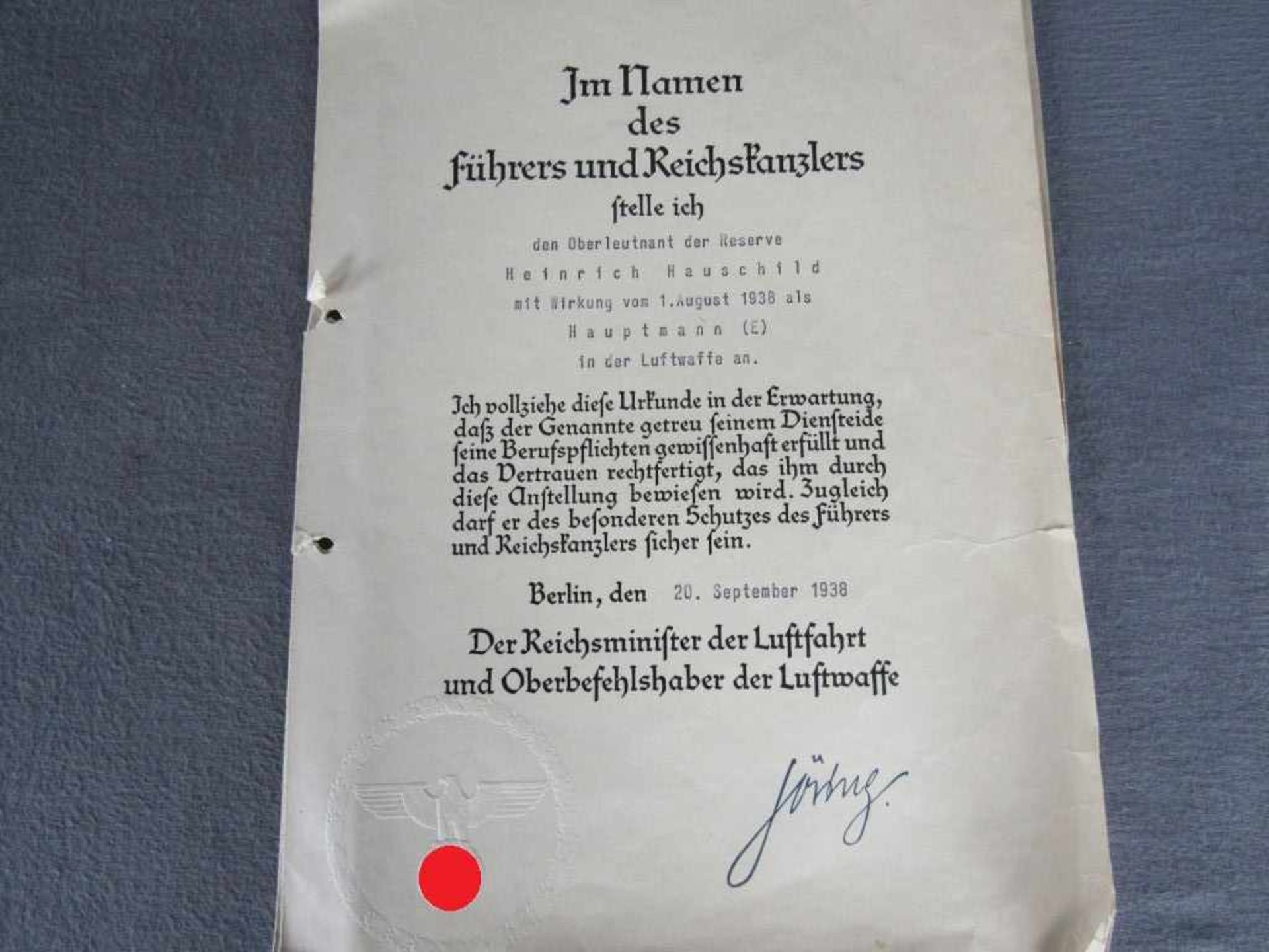 2 Großformatige Urkunden 3. Reich Luftwaffe Beförderungsurkunden zum Hauptmann und Major 100% - Bild 3 aus 3