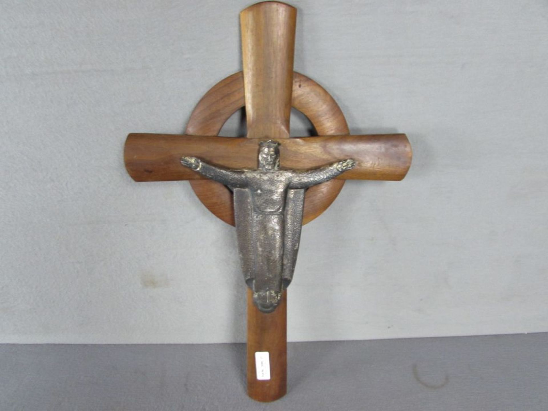 Kruzifix versilbertes Metall auf Holz ca 56cm hoch