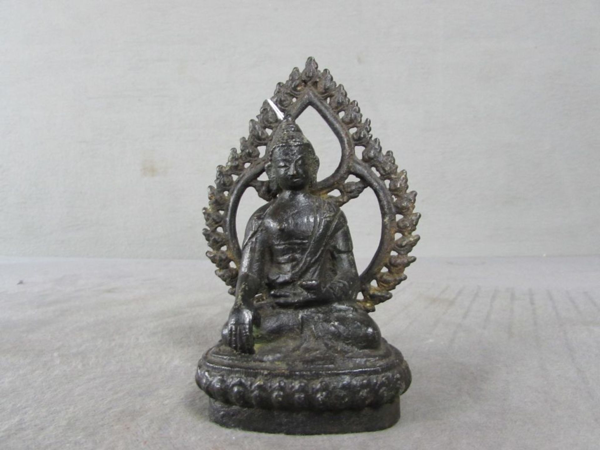 Bronzeskulptur Buddha stark patiniert schönes Stück ungeprüft hier: sitzend Höhe 14,5cm