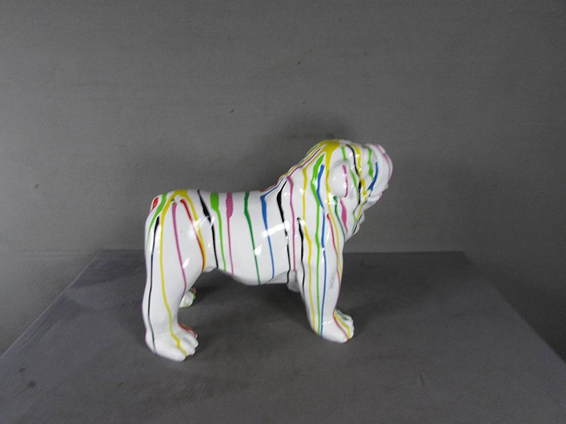 Designobjekt, Skulptur, farbig staffierte Bulldogge, guss, länge: 58cm, Höhe: 43cm - Bild 3 aus 4