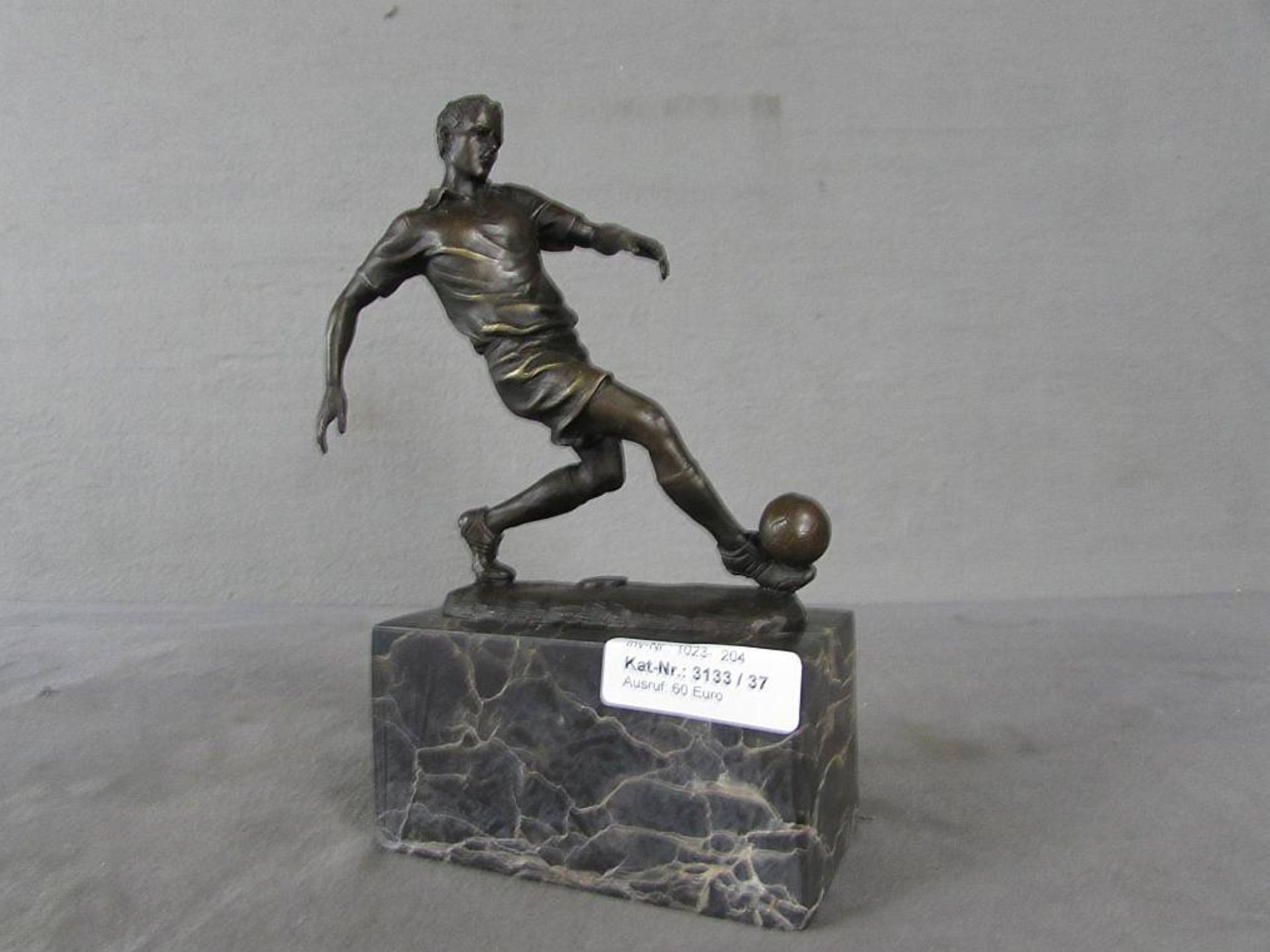 Bronze Skulptur, auf Marmorplinthe, signiert und plaketiert, hier Fussballspieller, 23cm
