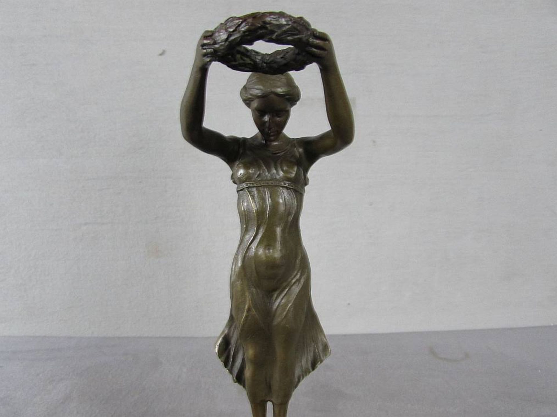 Bronze Skulptur, auf Marmorplinthe, signiert und plaketiert, hier die Siegerehrung in - Image 3 of 4