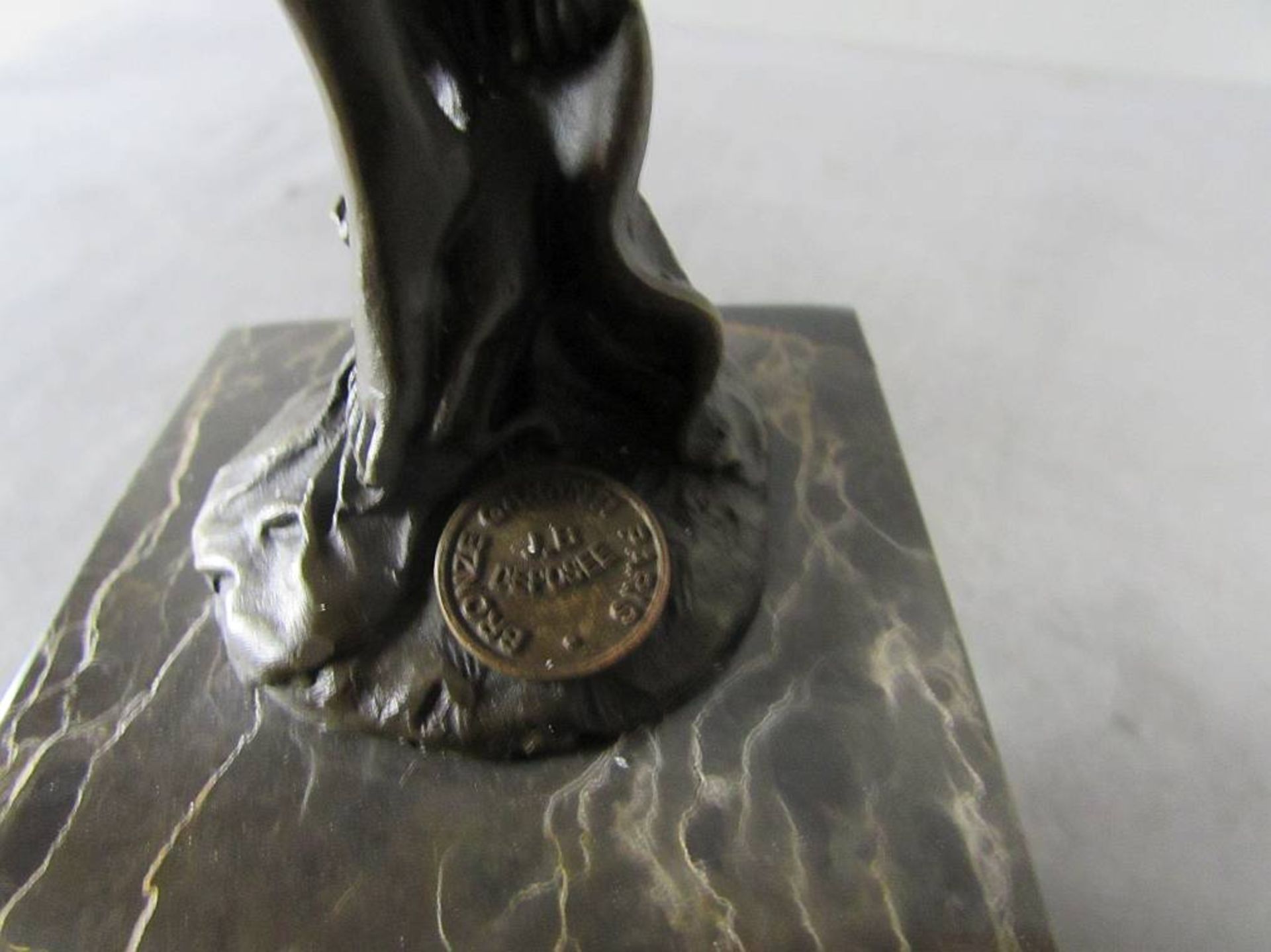Bronze Skulptur, auf Marmorplinthe, signiert und plaketiert, hier Tänzerin in Jugendstilmanier, 36cm - Image 3 of 3