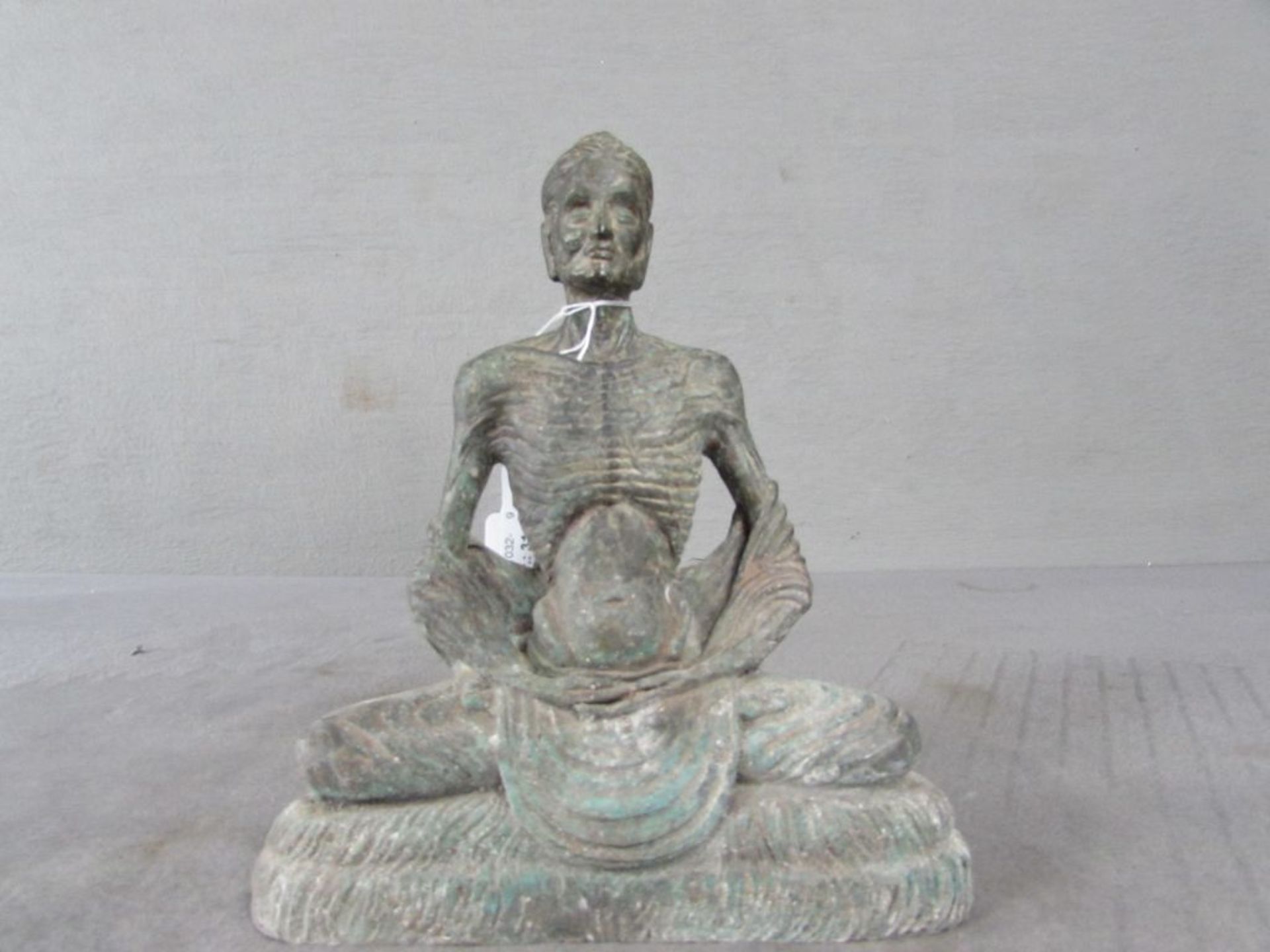 Bronzeskulptur Buddha stark patiniert schönes Stück ungeprüft hier: sitzend im Lotussitz 20cm hoch