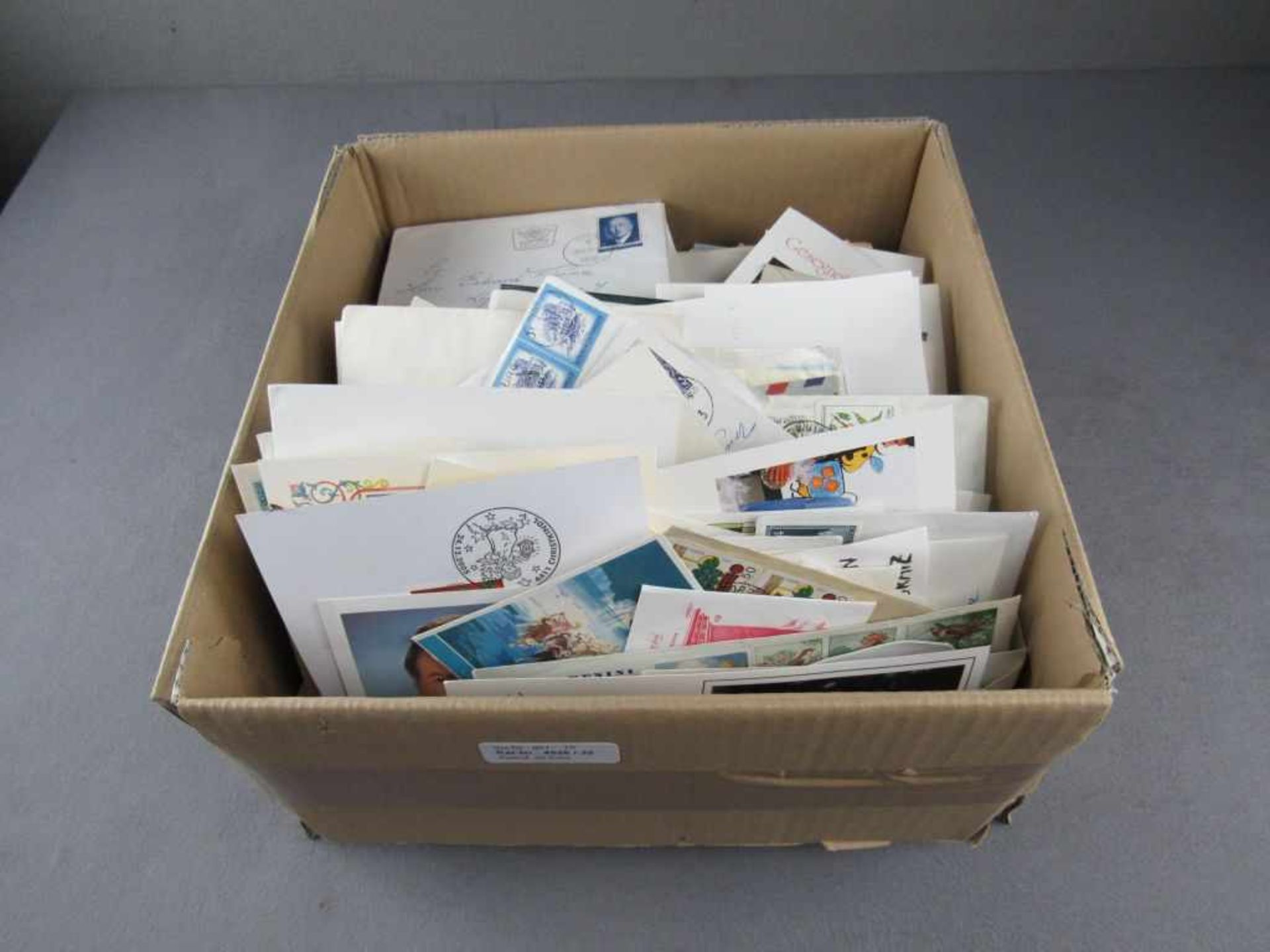 Briefmarken Großer Karton mit Sonderbelegen und Bedarfsbriefen aus aller Welt