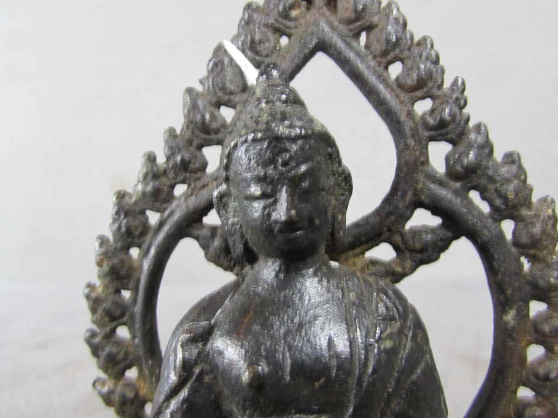 Bronzeskulptur Buddha stark patiniert schönes Stück ungeprüft hier: sitzend Höhe 14,5cm - Bild 2 aus 3