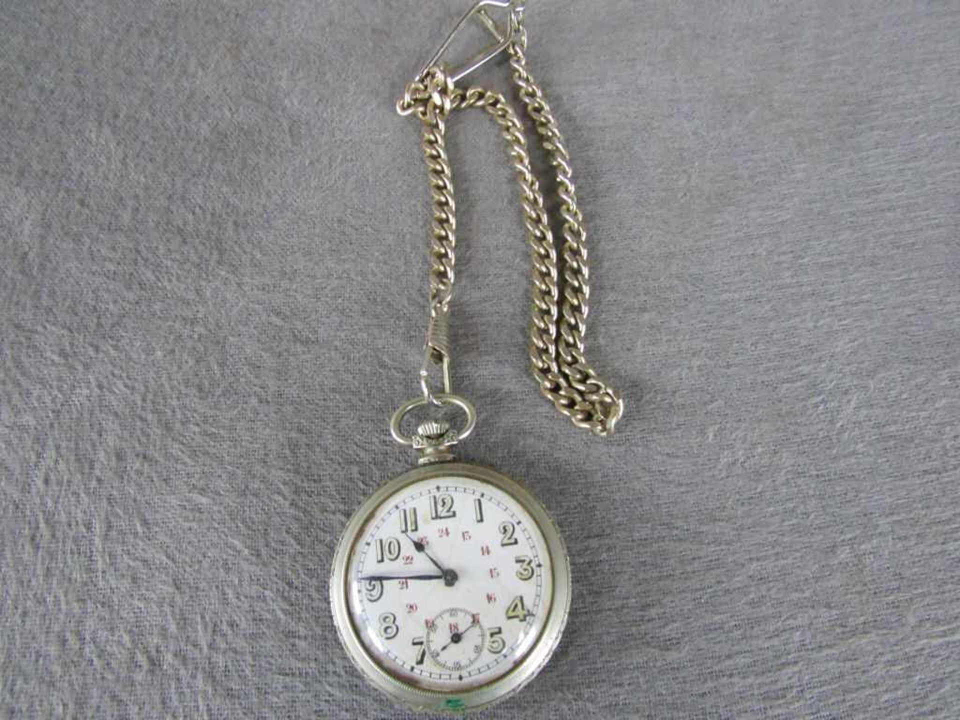 Taschenuhr Durchmesser ca.45mm die Uhr läuft an.