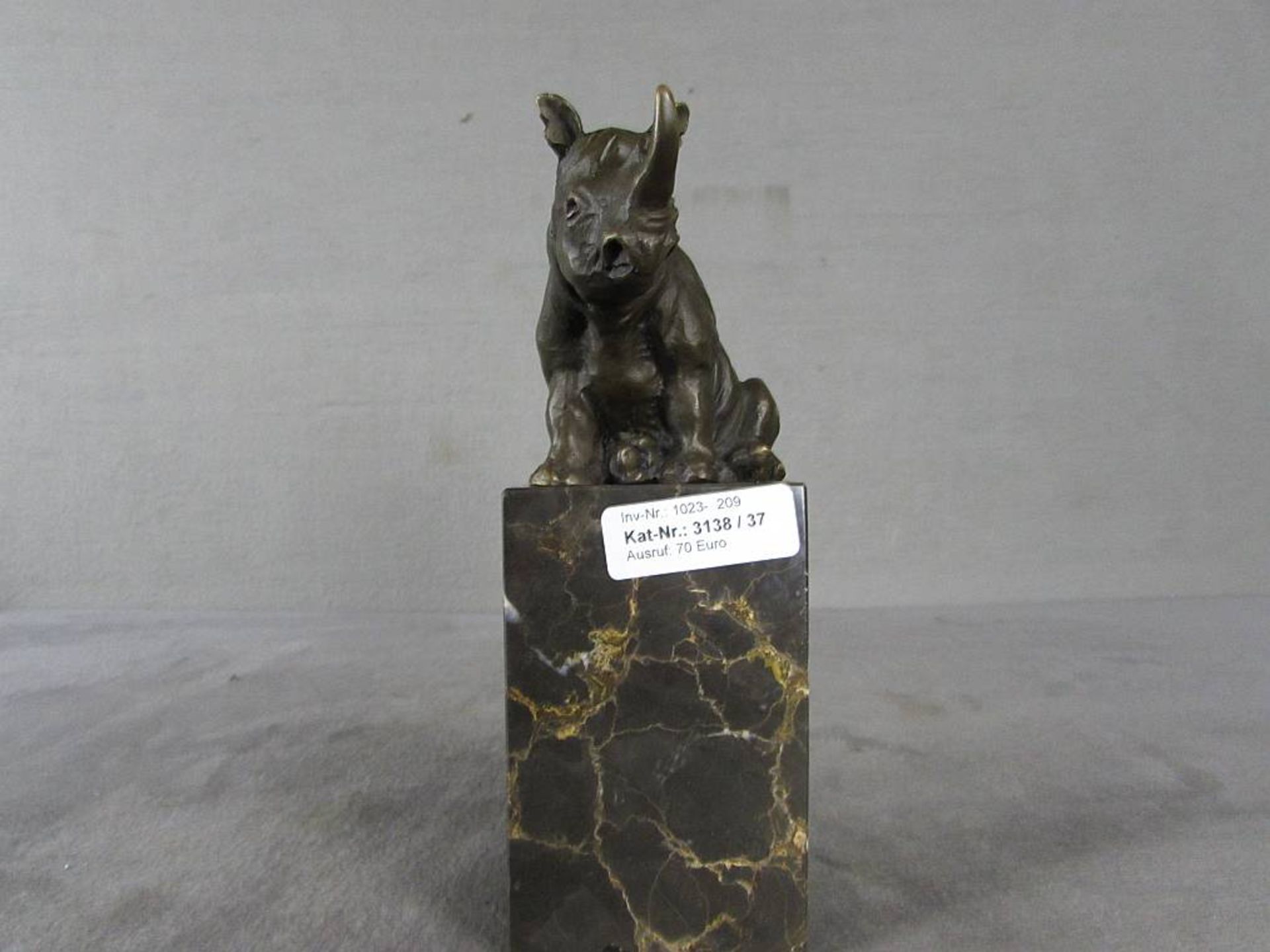 Bronze Skulptur, auf Marmorplinthe, plaketiert, hier Taschenuhrhalter, Nilpferd, sitzend, 22cm