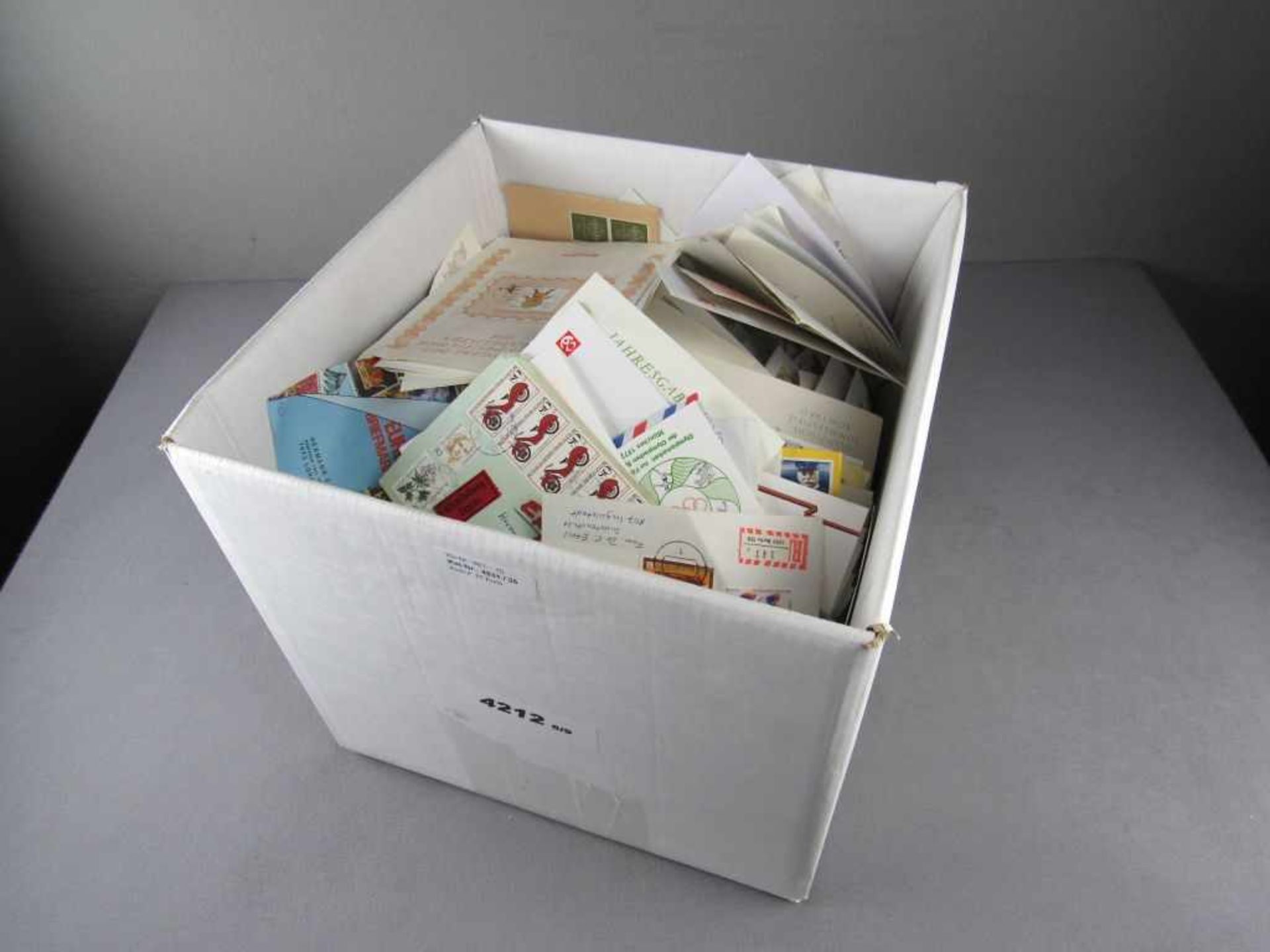 Briefmarken Großer Karton mit FDC (First Day Cover) und ETB Ganzsachen und Bedarfsbriefe Bund,