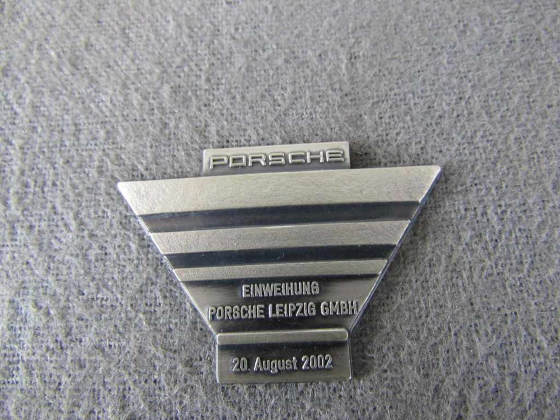 Porsche Andenkenemblem zur Einweihung des Porsche Werk Leipzig Silber - Bild 3 aus 4