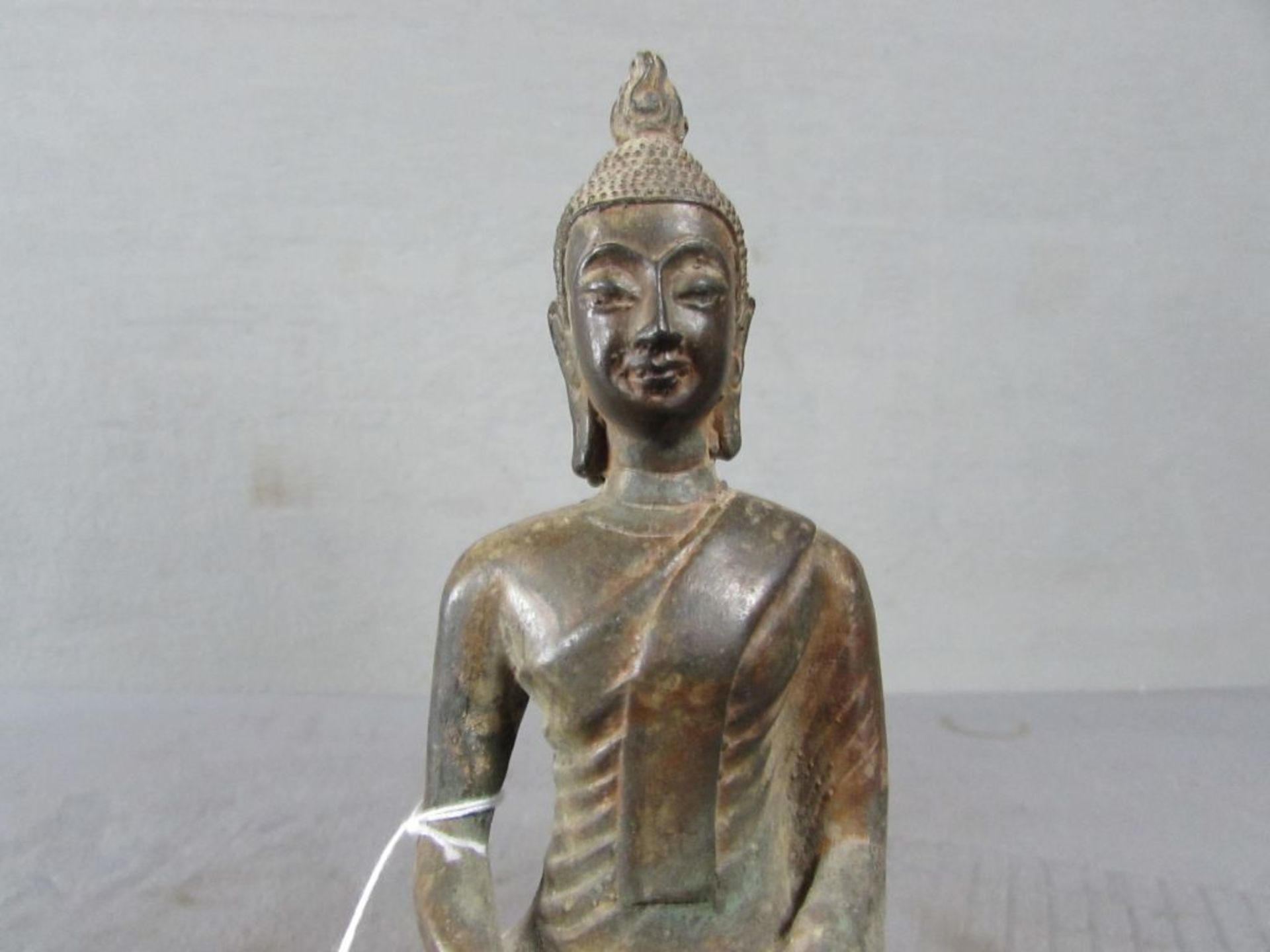 Bronzeskulptur Buddha stark patiniert schönes Stück ungeprüft hier: Im Lotussitz auf Hahn Höhe 24cm - Image 2 of 3